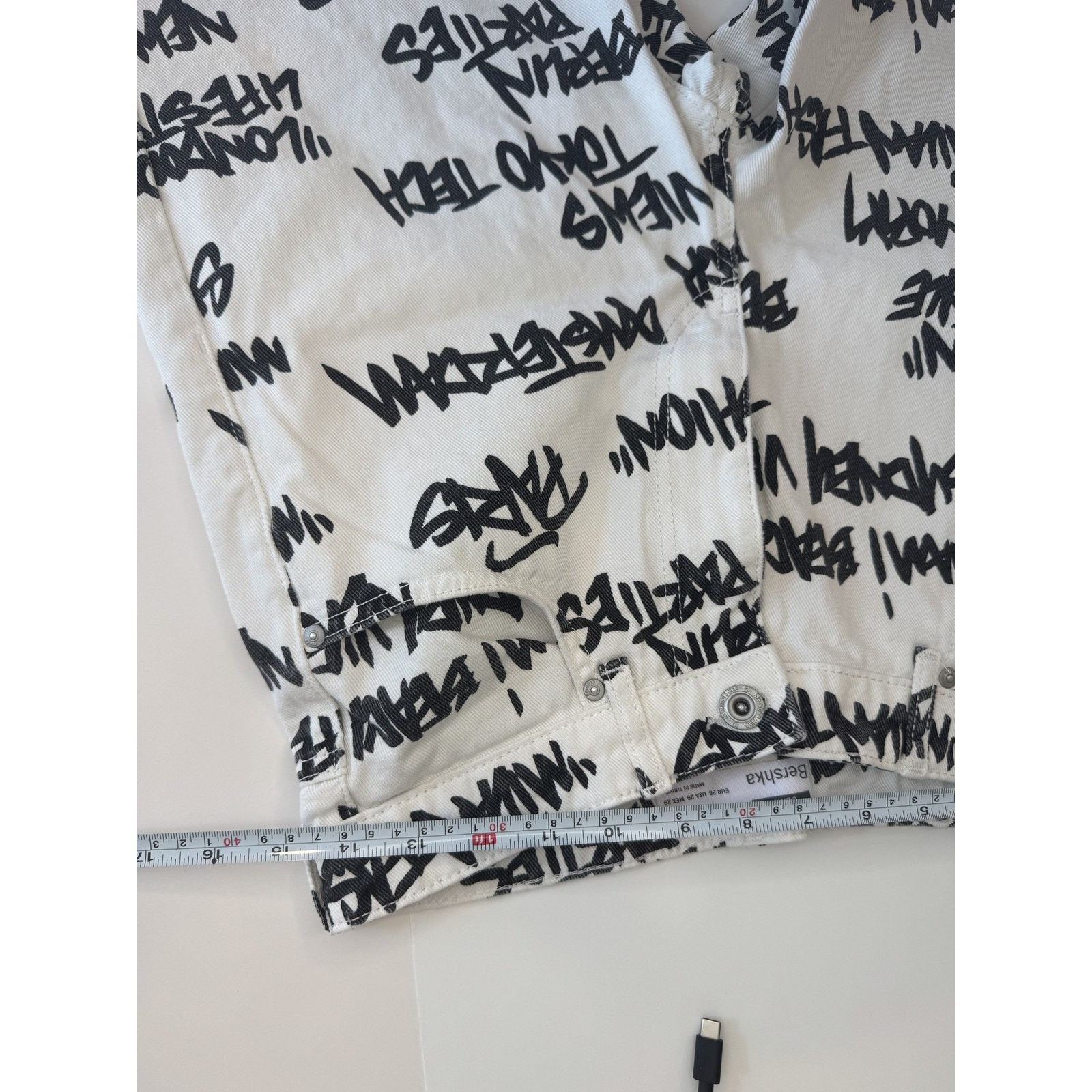 Bershka Bershka Shorts Mens Graffiti Print Urban Street Distressed Size US 29 - 10 Thumbnail