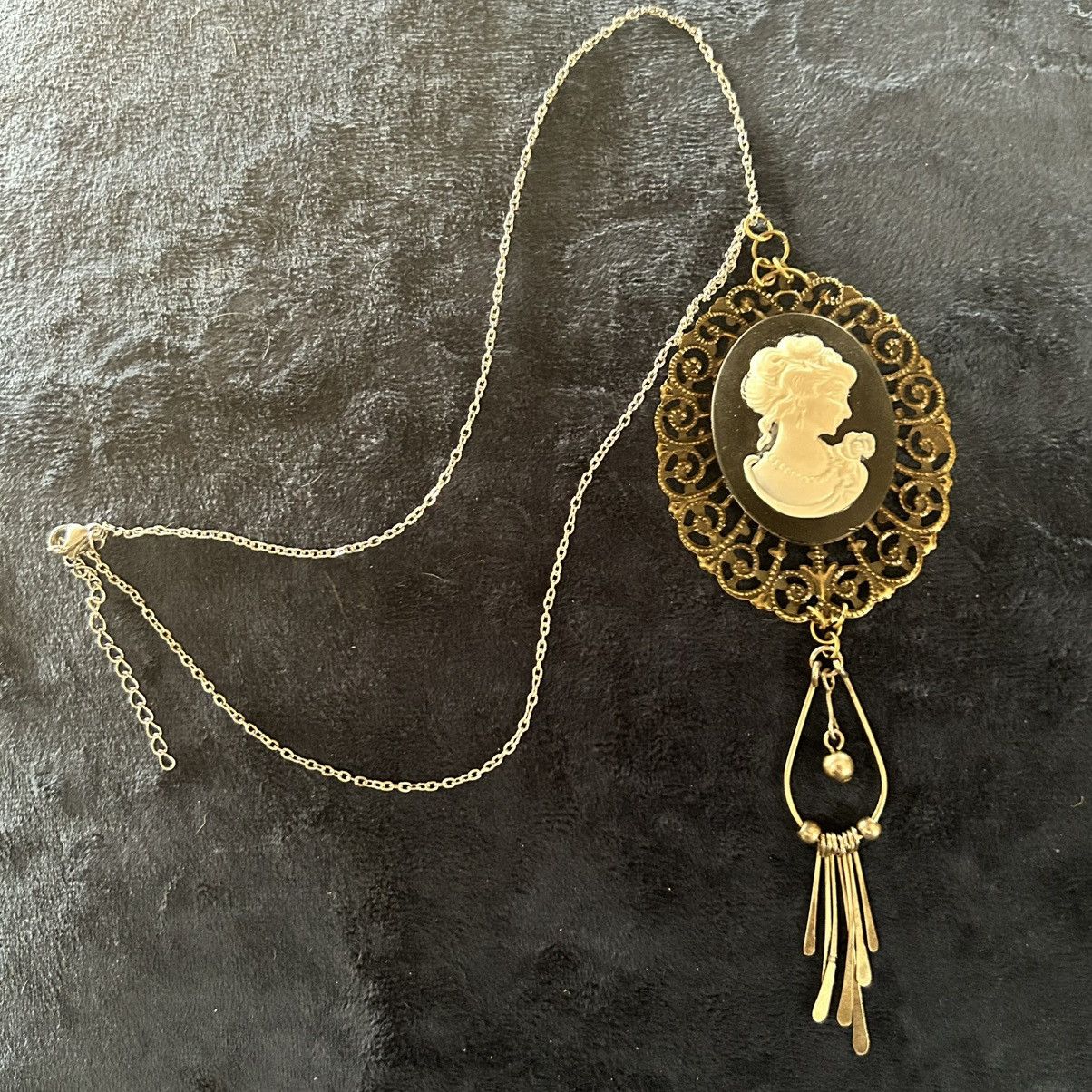 Handmade Handcrafted black and white Victorian lady cameo necklace Size ONE SIZE - 7 Thumbnail