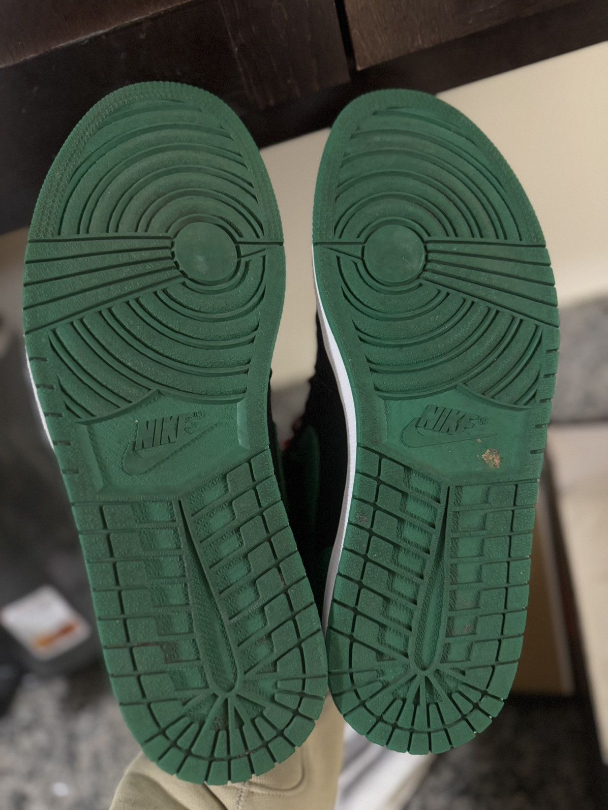 Jordan Brand × Nike Jordan 1 Pine Green Size 12 (555088-030) W BOX Size US 12 / EU 45 - 13 Thumbnail