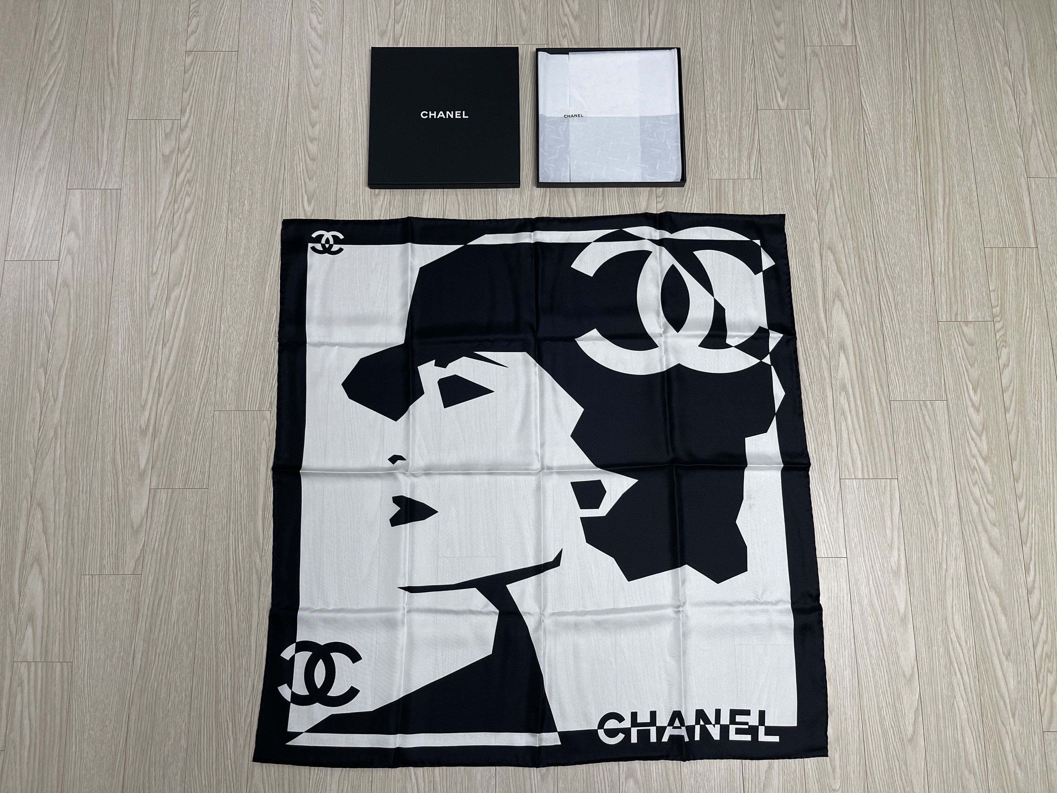 Chanel Chanel Mademoiselle CC Logo G22 Scarf Size ONE SIZE - 1 Thumbnail