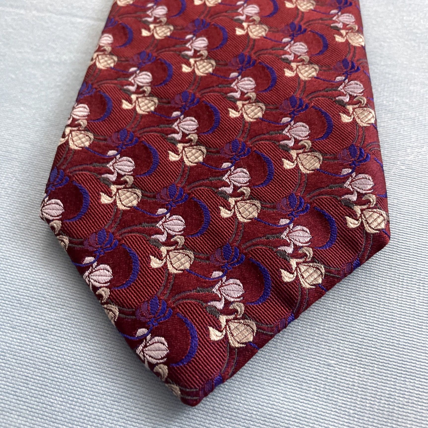 Robert Talbott VINTAGE Robert Talbott Best of Class Medallion Tie 100% Silk Made USA Red Blue Geometric Classic 57"-60" Men's Tie Size ONE SIZE - 5 Thumbnail