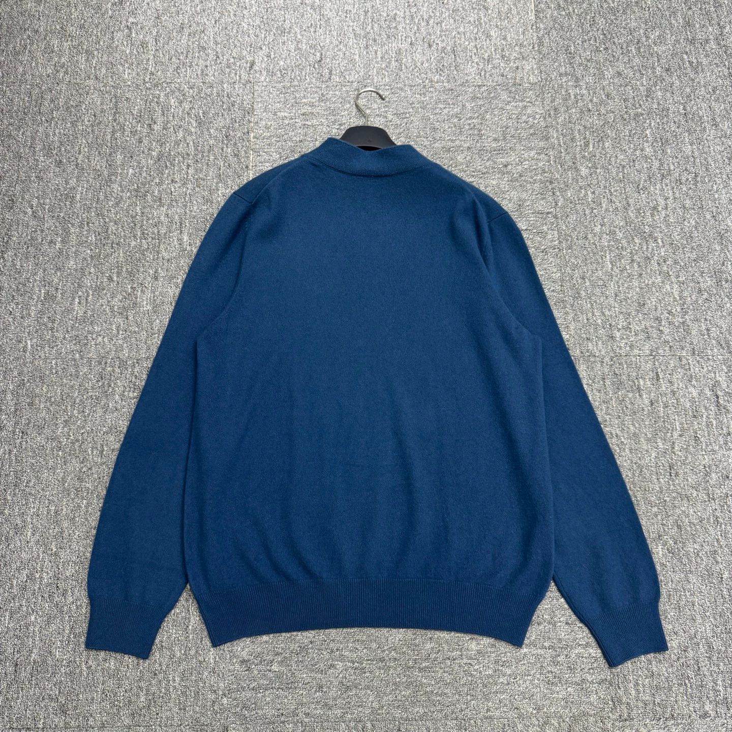 Hermes Hermes V-neck cashmere knit sweater shoulder 46 Size US S / EU 44-46 / 1 - 4 Thumbnail