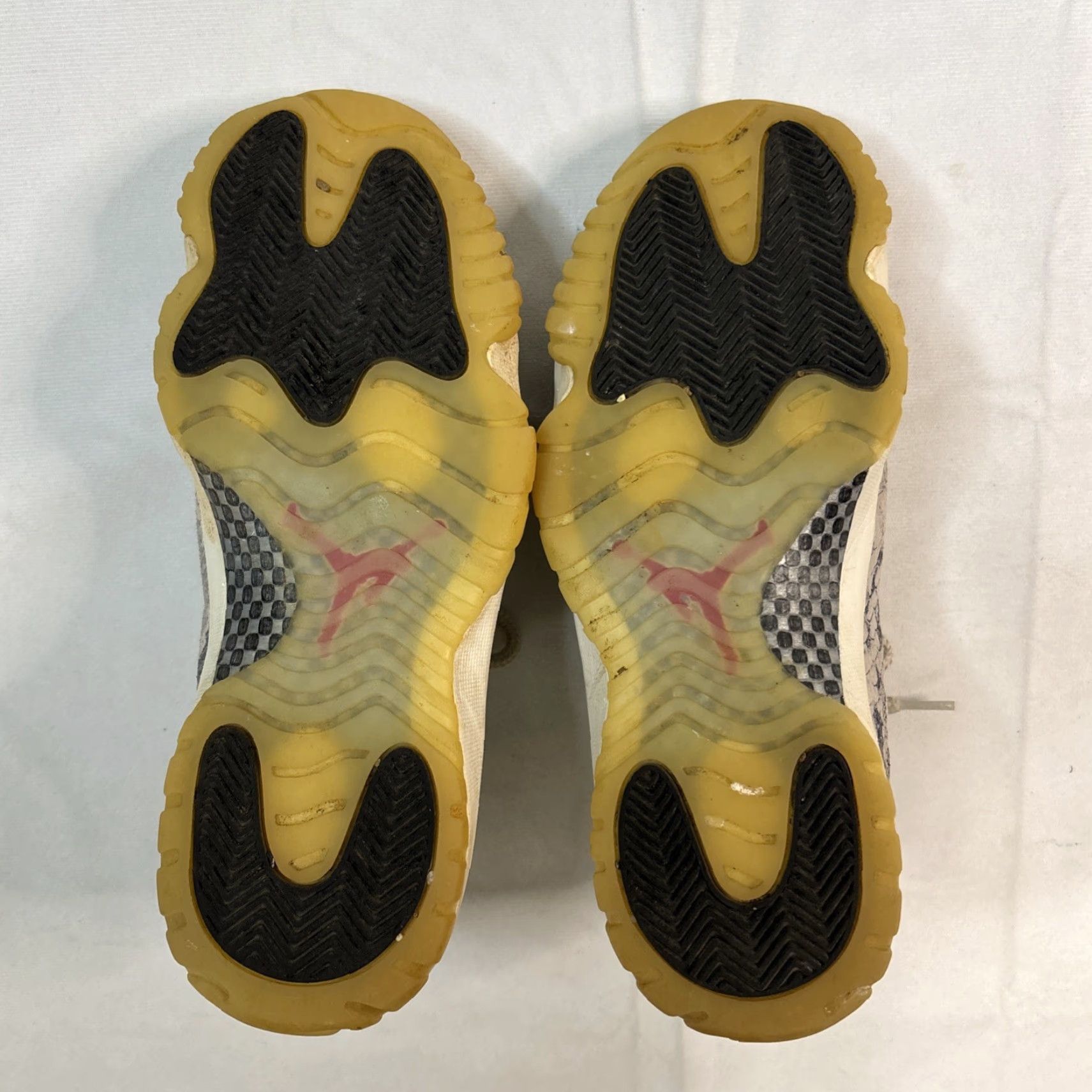 Jordan Brand Jordan Air Jordan 11 Low Sneaker Men 9 Light Bone Snakeskin CD6846-002 White/Snakeskin 2019 NO BOX Size US 8 / EU 41 - 4 Thumbnail