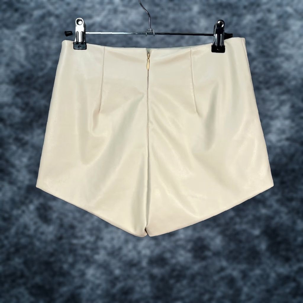 superdown Superdown Womens XS Cream Faux Leather Wrap Skort NEW! Skort Casual Summer Short Womens XS Cream Faux Leather Wrap Skort Nike Size 26" / US 2 / IT 38 - 1 Thumbnail