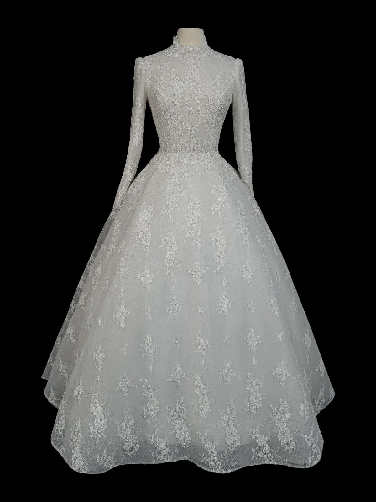 Other Preloved US 6 Anna Augusta French Corded Lace Bridal Gown Size M / US 6-8 / IT 42-44 - 1 Thumbnail