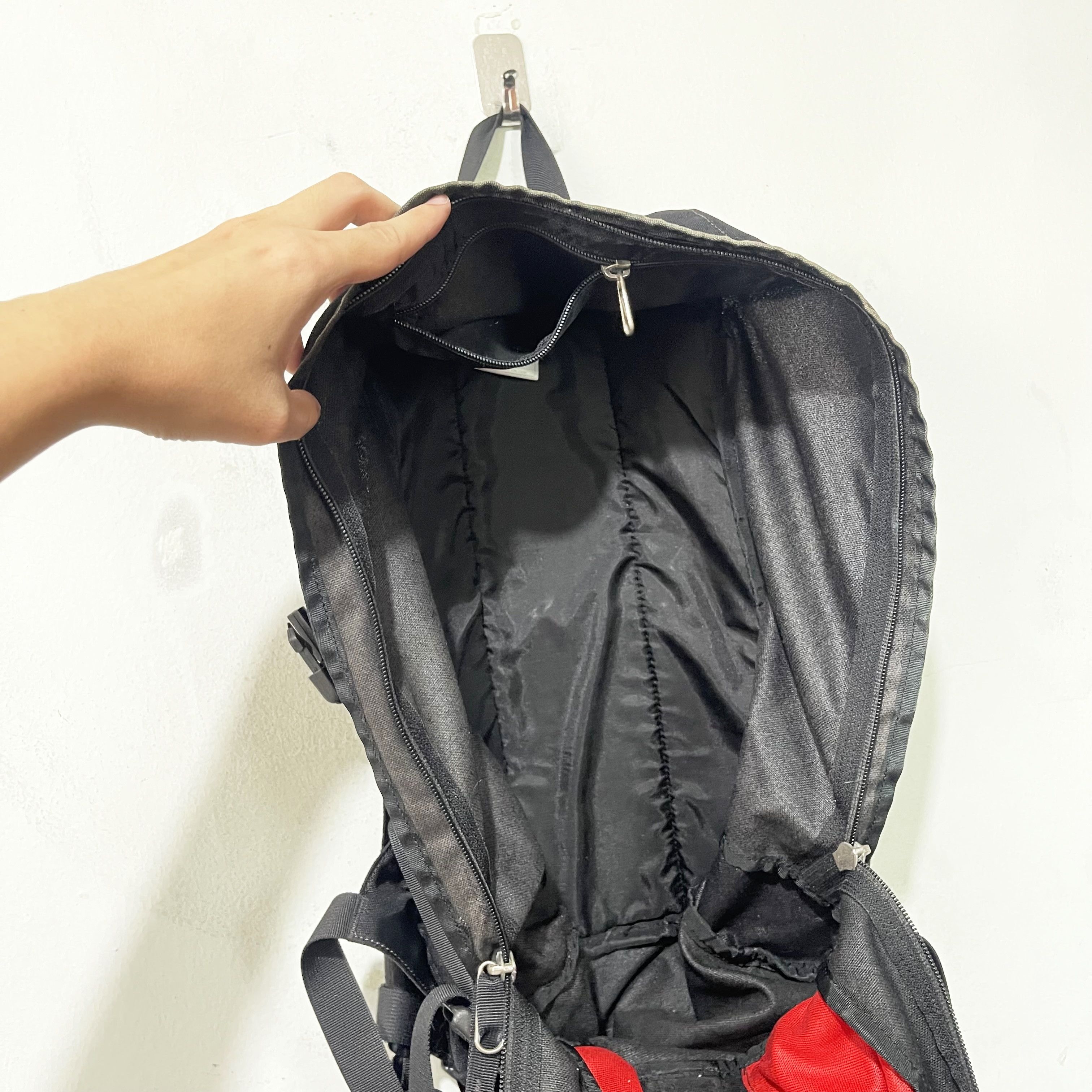 Nike ACG Vintage Nike ACG Kirst 25 Backpack Black Red Hiking Bag Size ONE SIZE - 14 Thumbnail