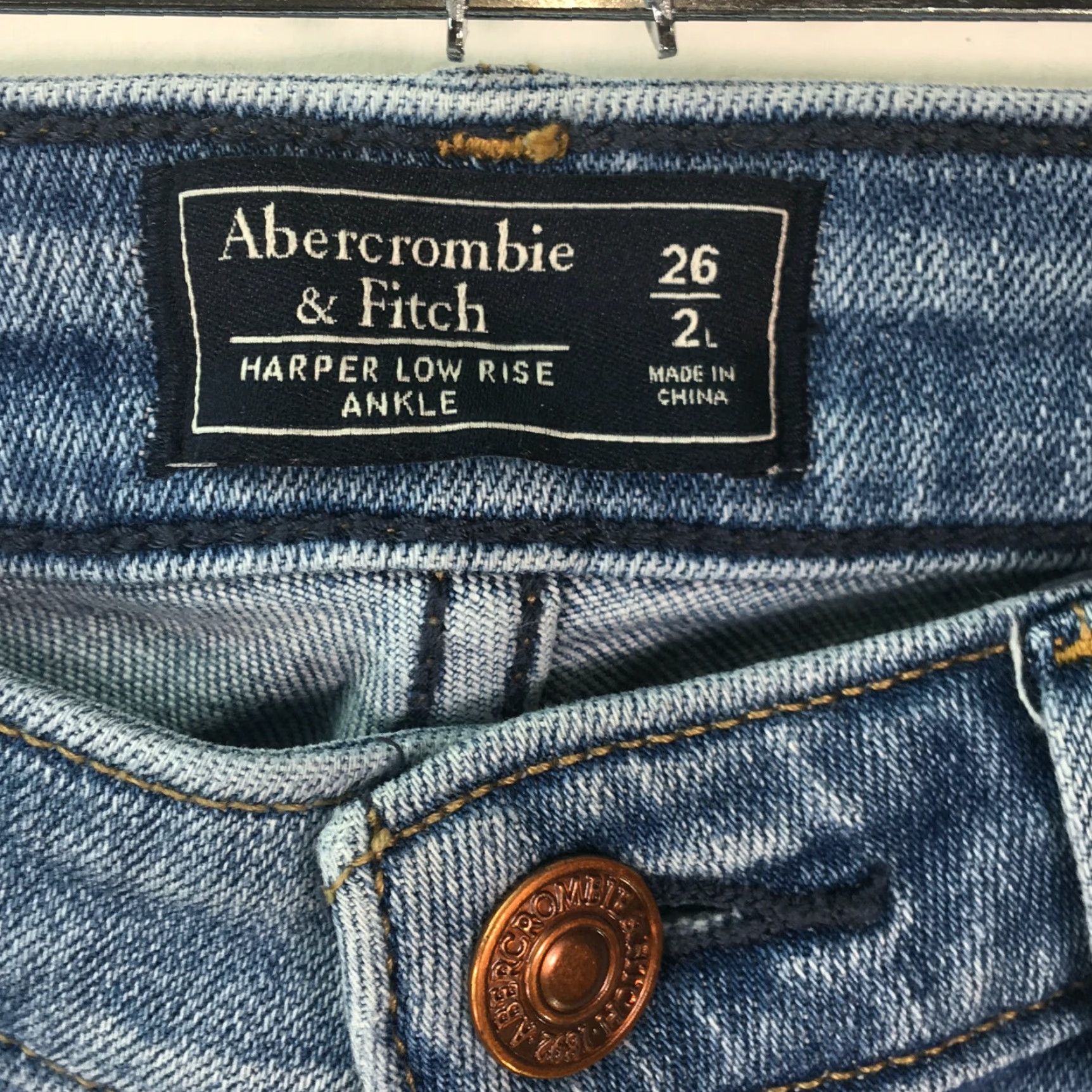 Abercrombie & Fitch Abercrombie & Fitch Harper Low Rise Ankle Blue Denim Jeans Womens 28 Inseam 28 Regular 5-Pocket Belt Loops Zipper Button 26/2L 28X28 Size 26" / US 2 / IT 38 - 7 Thumbnail