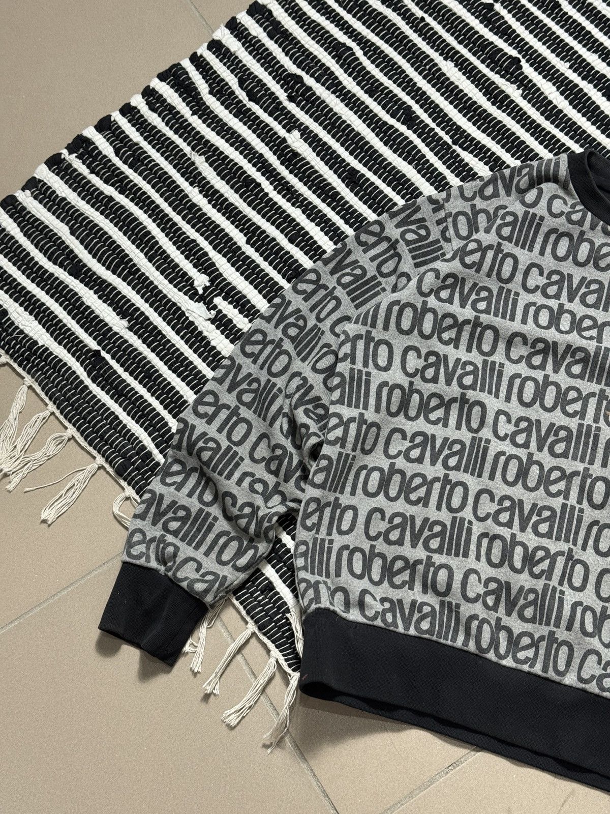 Roberto Cavalli VINTAGE ROBERTO CAVALLI 2000s MONOGRAM SWEATSHIRT Size S / US 4 / IT 40 - 4 Thumbnail