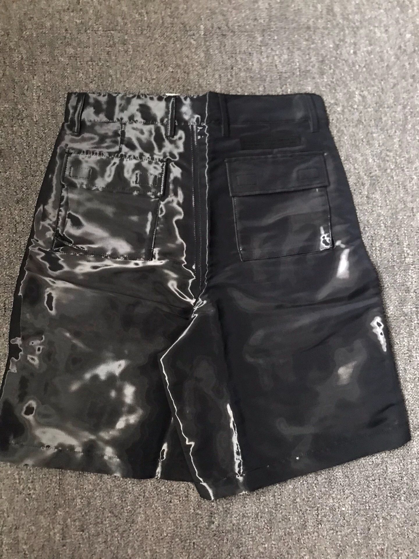 Givenchy Givenchy Coated Light-Reactive Multi-Pocket Work Shorts 44 Size US 28 / EU 44 - 2 Thumbnail