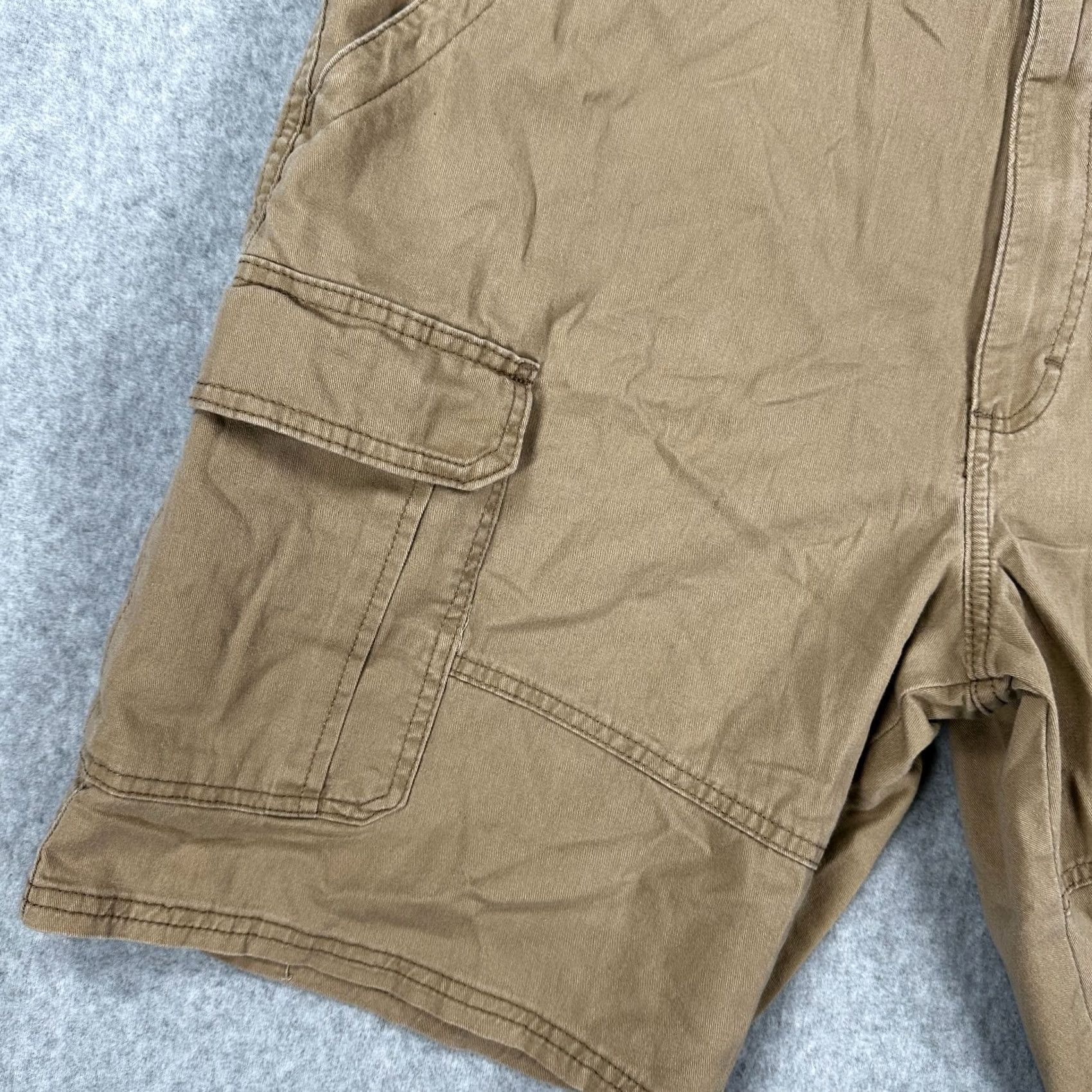 Wrangler VINTAGE Wrangler Authentic Cargo Shorts Brown Men's 42 Flat Front Relaxed Fit Brown Cargo Shorts Men 42 Inseam 9 Brown Wrangler Cargo Short Mens Size US 42 / EU 58 - 4 Thumbnail