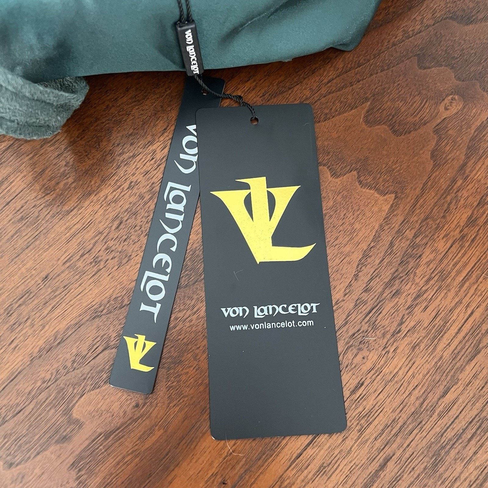 Other NWT Von Lancelot Velvet Hooded Cloak Renaissance Cosplay Size US L / EU 52-54 / 3 - 5 Thumbnail