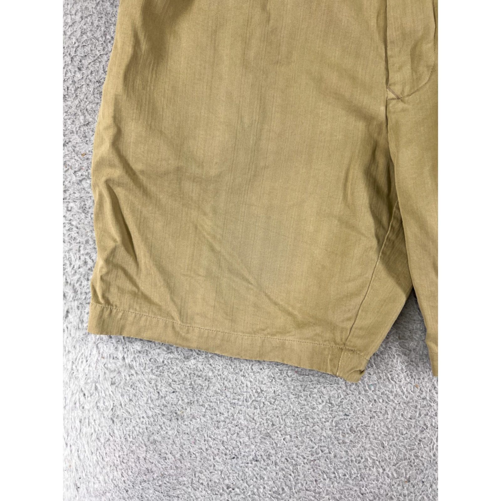 Tommy Bahama VINTAGE Tommy Bahama Shorts Mens 34 Beige Pleated Silk Bermuda Beach Resort 100% Silk Quick Dry Pockets Regular Mens Size US 33 - 3 Thumbnail