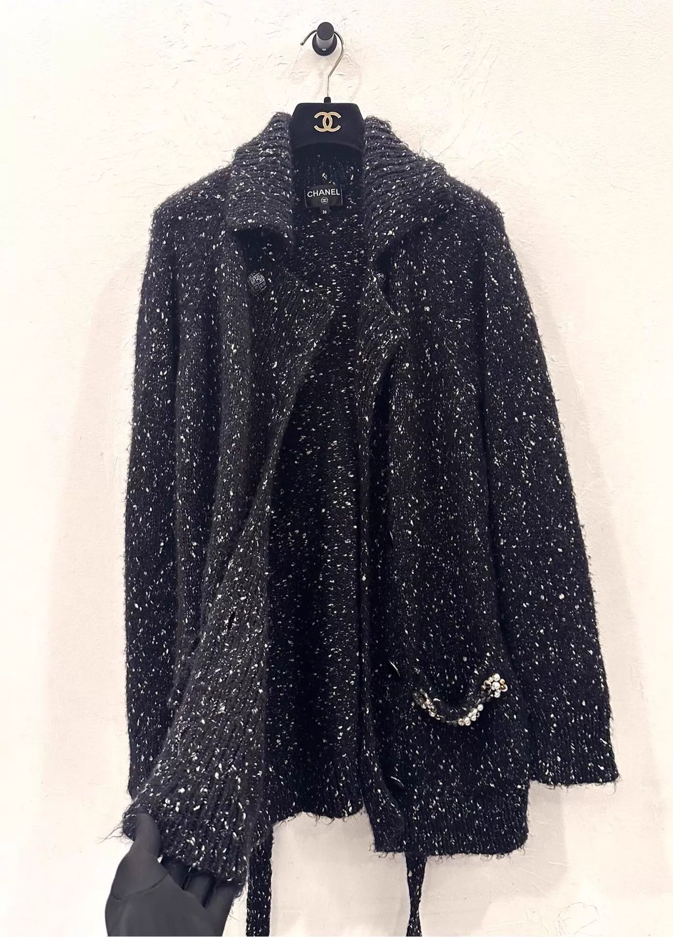 Chanel Chanel Women's B&W Snowflake Tweed Pearl Logo Jacket Size XS / US 0-2 / IT 36-38 - 4 Thumbnail