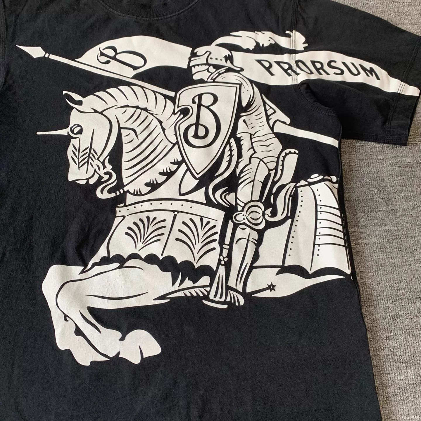 Burberry Burberry Black Knight Large Print Tee S 9/10 #14014 Size US S / EU 44-46 / 1 - 7 Thumbnail