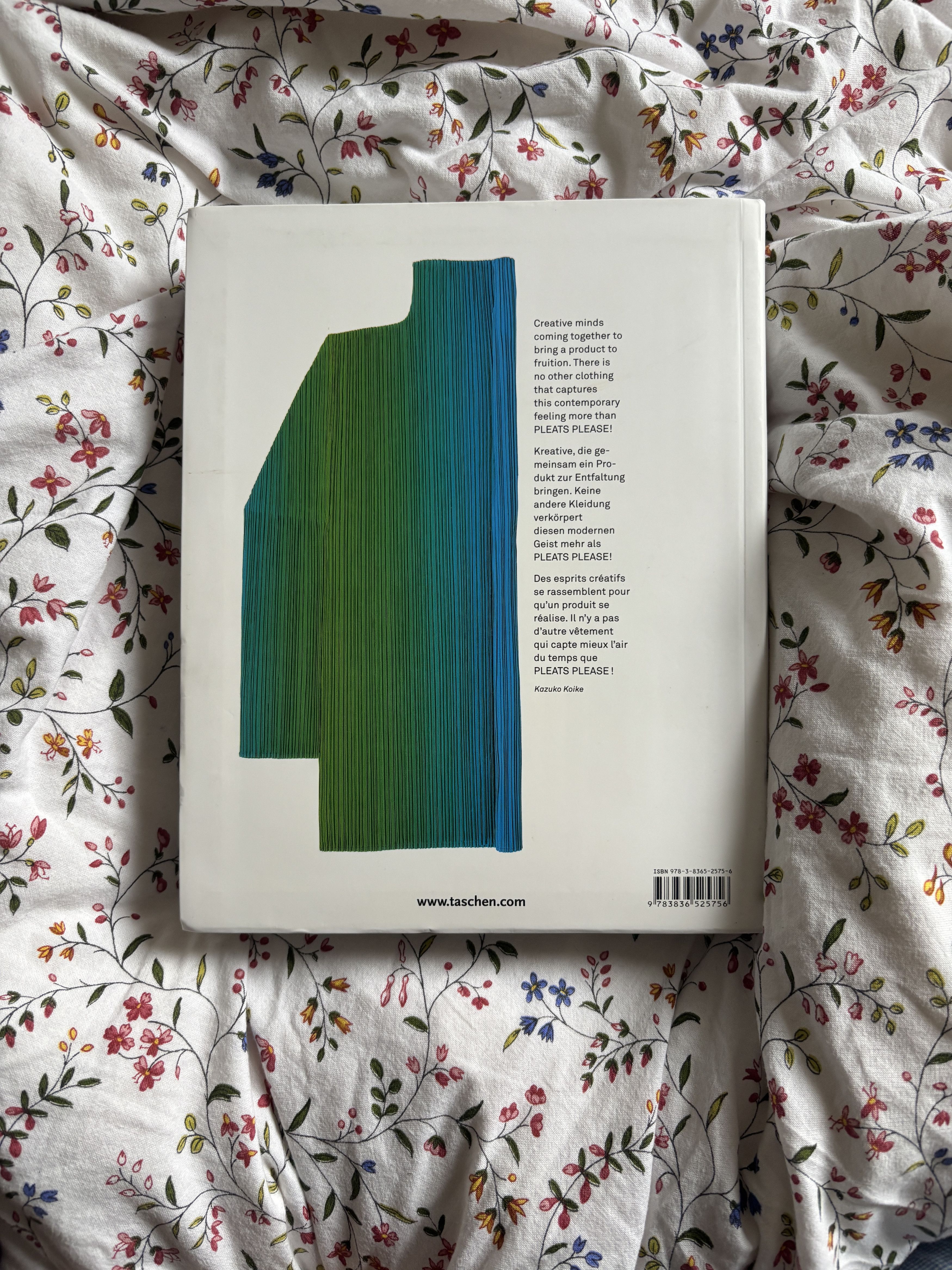 Issey Miyake Issey Miyake Pleats Please Taschen Book Size ONE SIZE - 2 Thumbnail