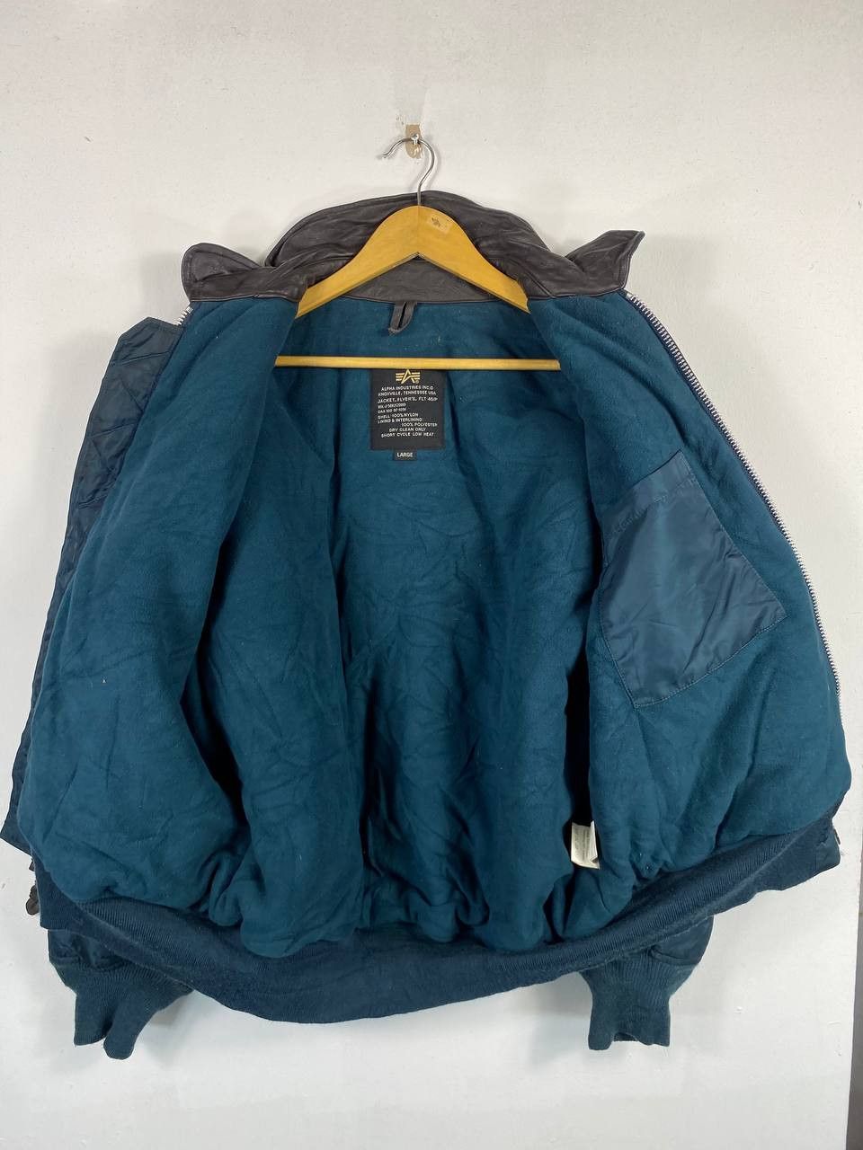 Alpha Industries alpha industries bomber jacket slightly distressed Size US L / EU 52-54 / 3 - 9 Thumbnail