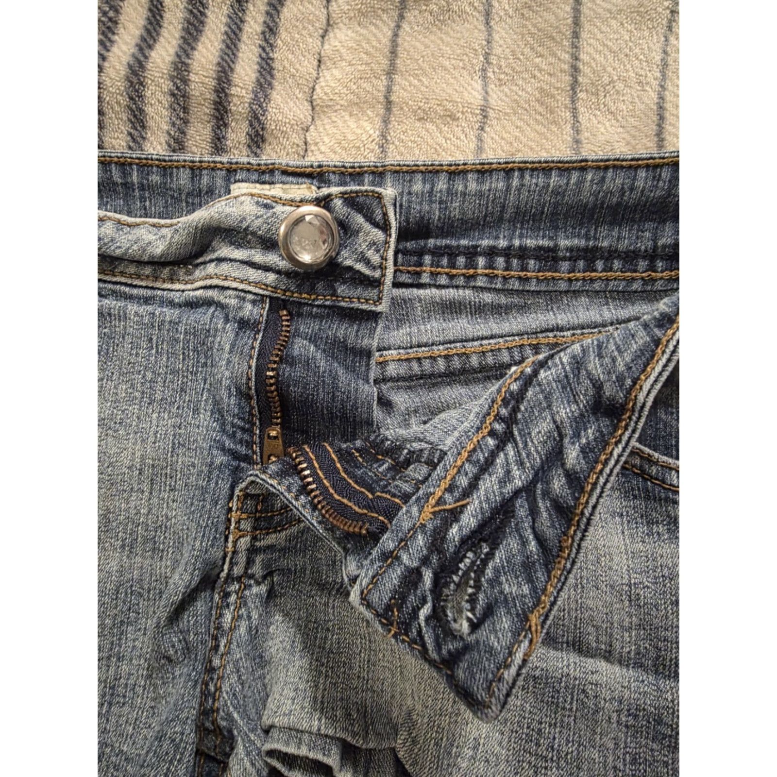 Denime VINTAGE Mudd Denim Shorts Women's Low Rise Micro Mini 90s Embroidered Blue Cotton Spandex Zip Flat Front 2in Inseam Size 11 Womens Size 32" / US 10 / IT 46 - 4 Thumbnail