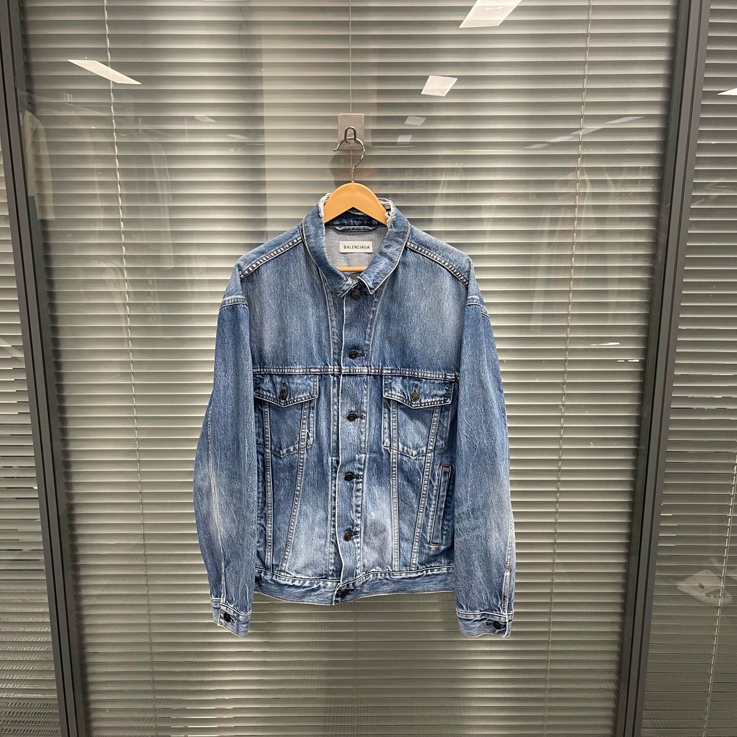 Balenciaga Balenciaga back big logo denim jacket 34 99 new Size US XL / EU 56 / 4 - 1 Thumbnail