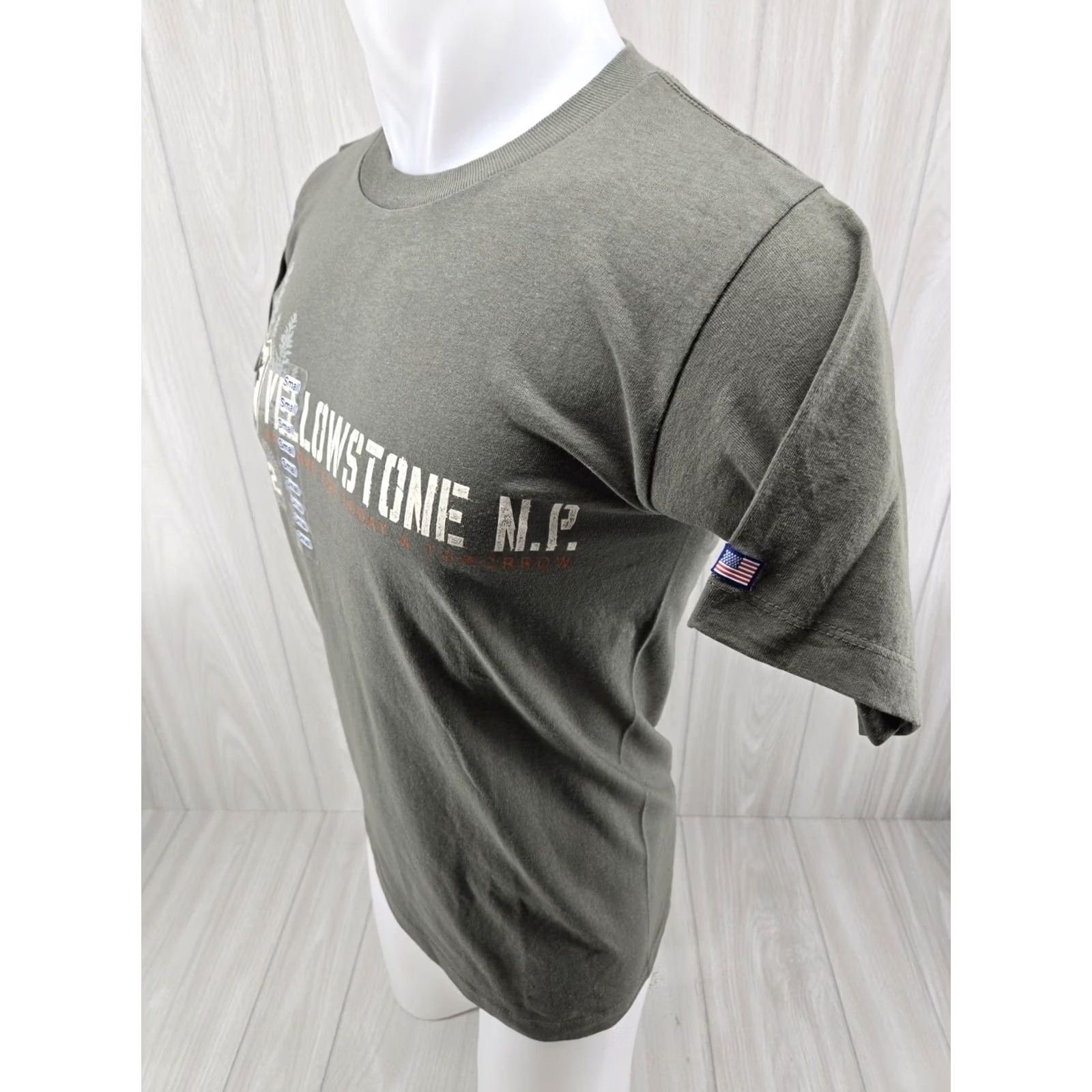 Vintage VINTAGE Yellowstone N.P. T-Shirt Green S Prairie MT. 100% Cotton Made In U.S.A. Men's Short Sleeve Body Measurements 17-18-8-27 Size US S / EU 44-46 / 1 - 6 Thumbnail