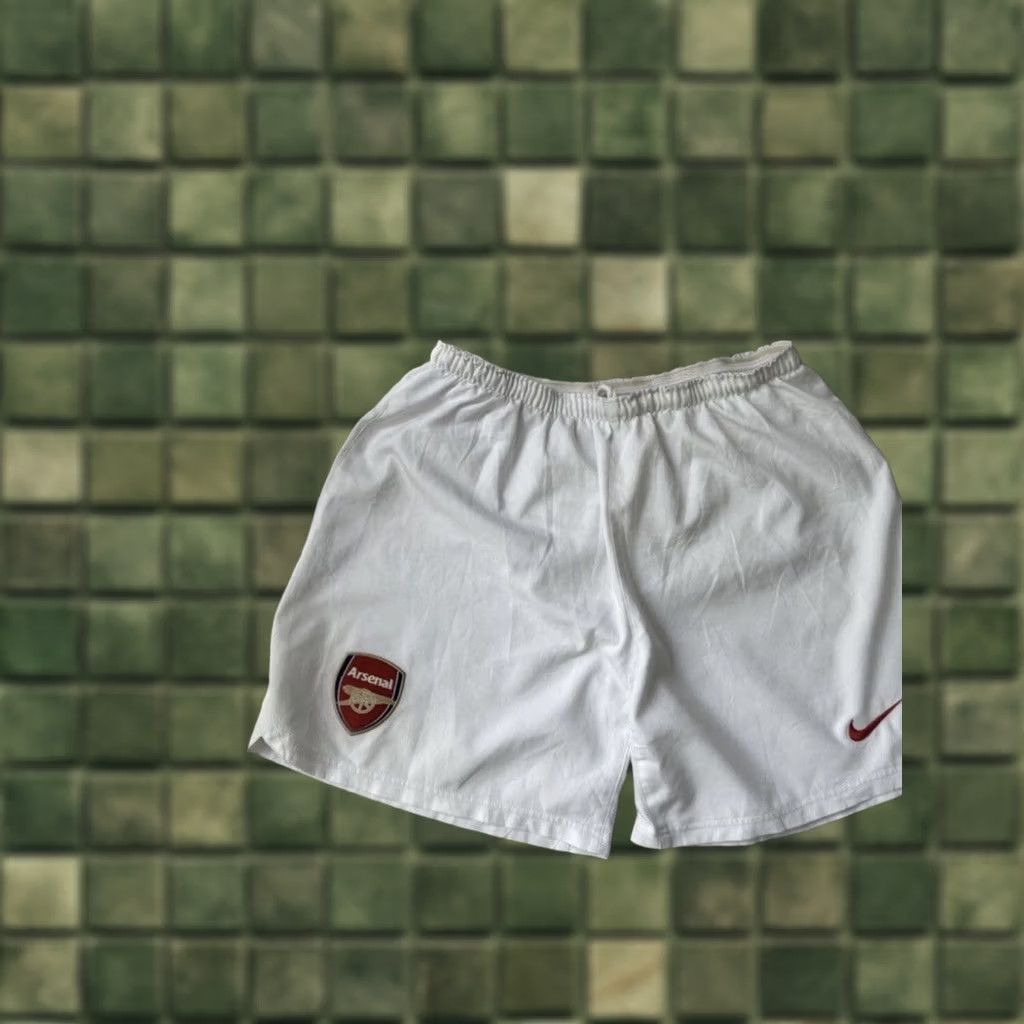 Nike Nike Arsenal vintage 90s nylon white football shorts M Adults Mens White 90s Arsenal Nike Shorts Vintage Football Soccer USA Retro Size US 31 - 1 Thumbnail