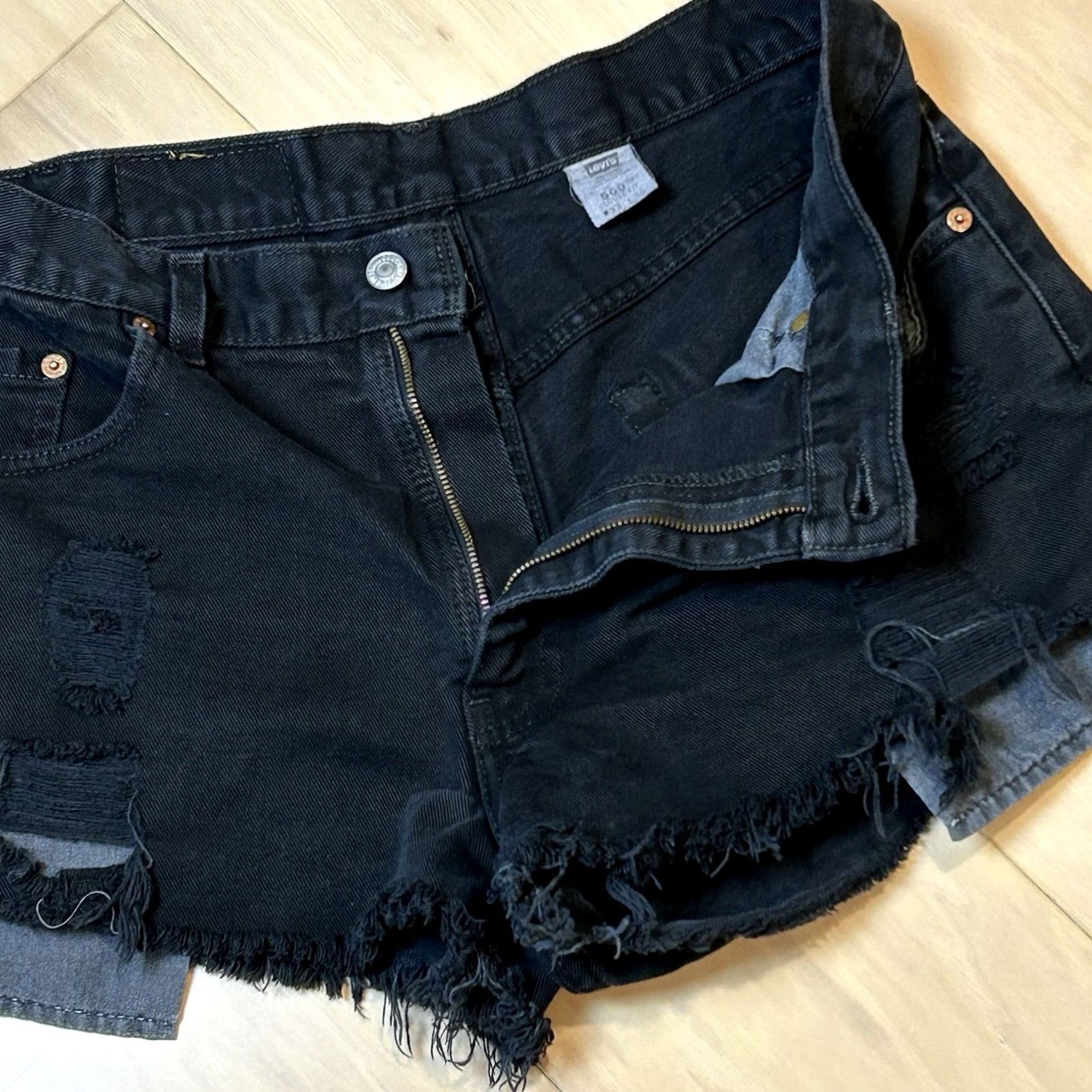 Levi's VINTAGE Levi’s 560 Shorts Womens 32 Black Denim Cutoff 2” Inseam Size 24" / US 00 / IT 34 - 3 Thumbnail