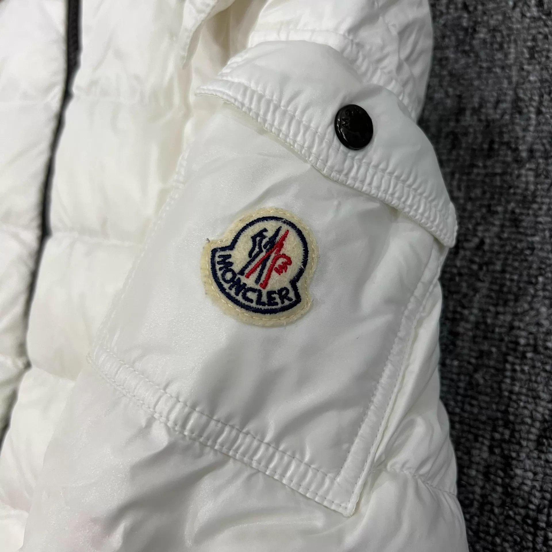 Moncler Moncler White Logo Arm Patch Puffer Jacket Size 1 98 New Size S / US 4 / IT 40 - 4 Thumbnail