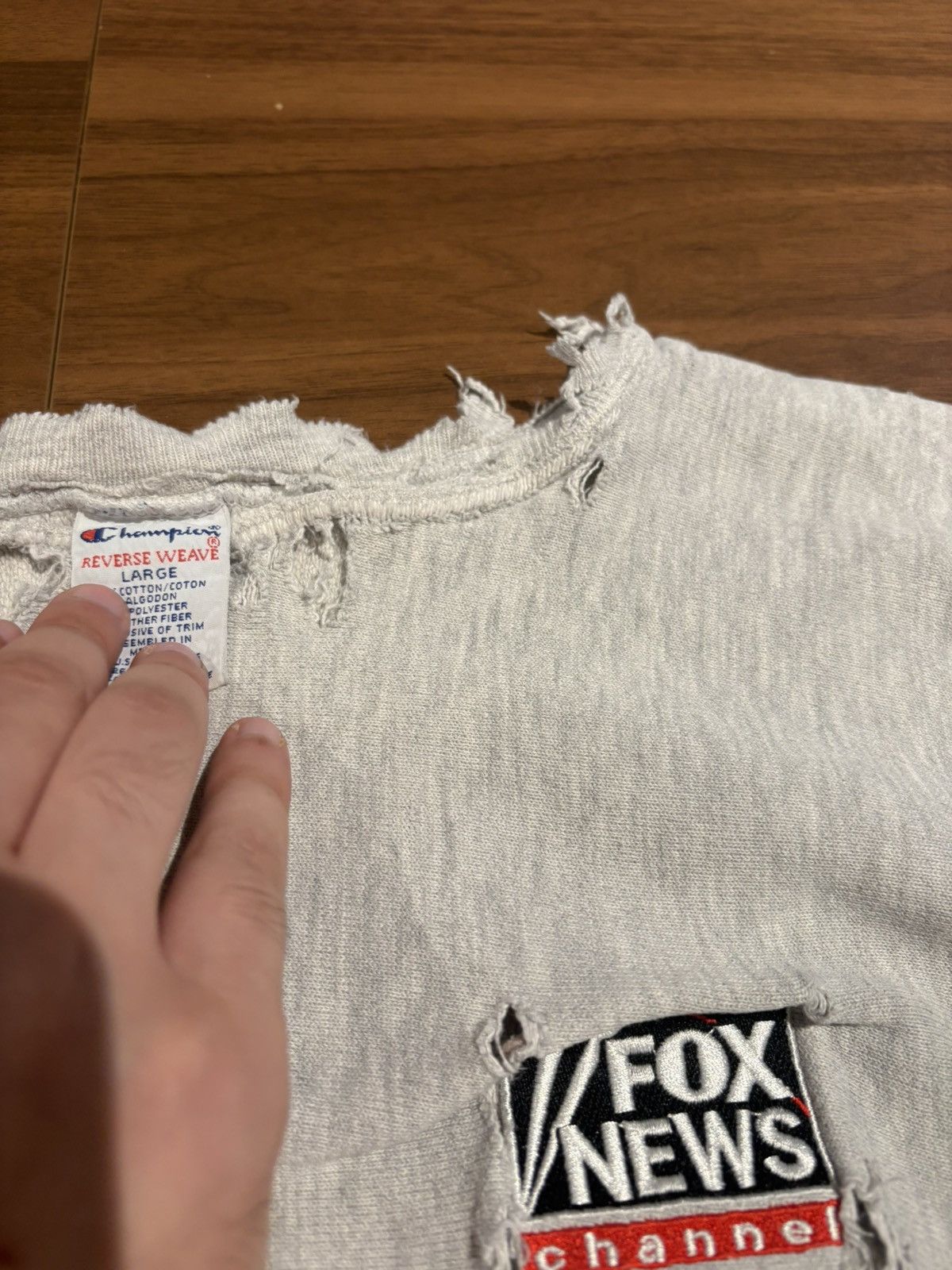 Champion RARE super distressed fox news champion reverse weave size L Size US L / EU 52-54 / 3 - 4 Thumbnail