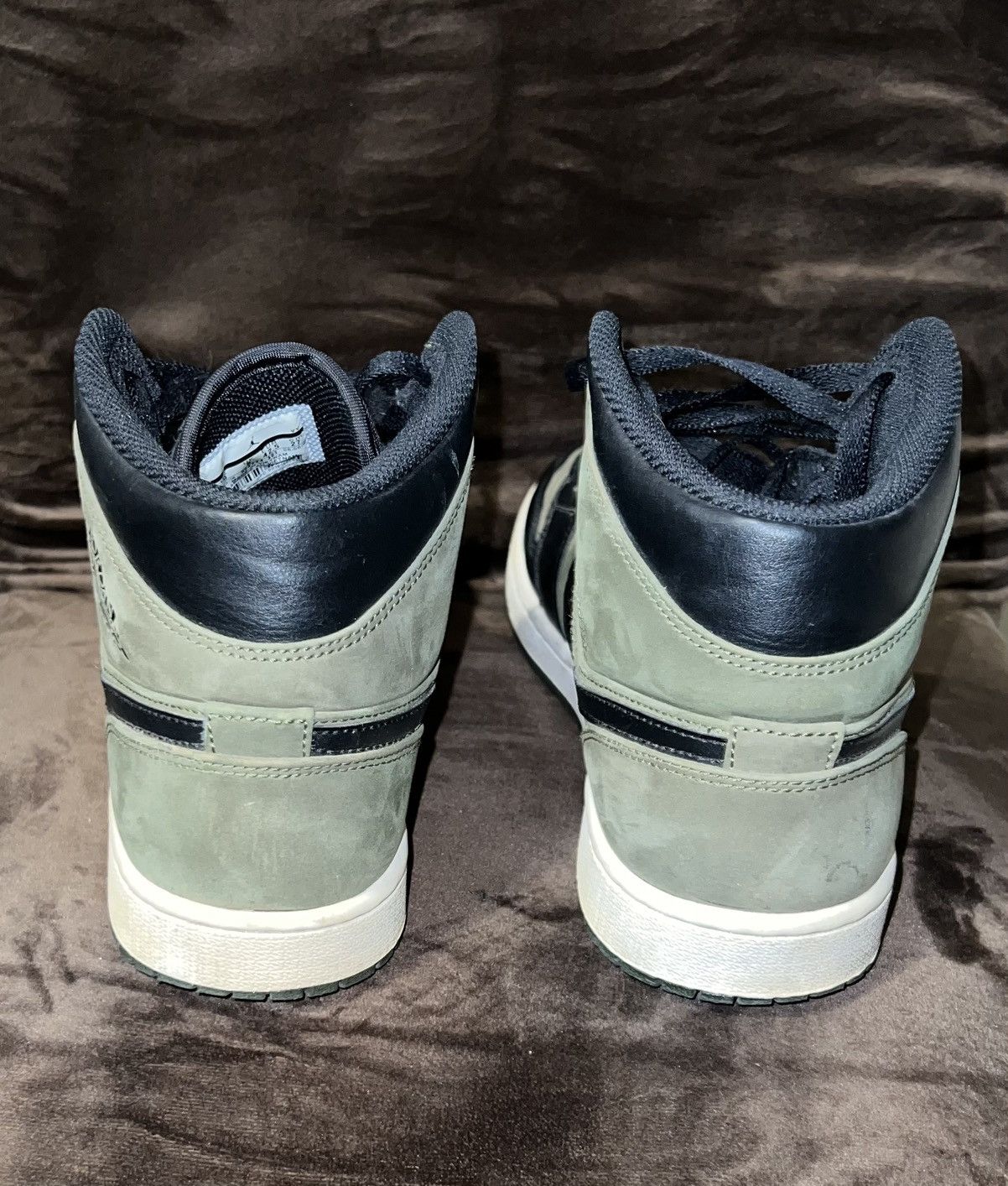 Nike 2018 NIKE AIR JORDAN 1 MID OLIVE CANVAS Size US 9 / EU 42 - 4 Thumbnail