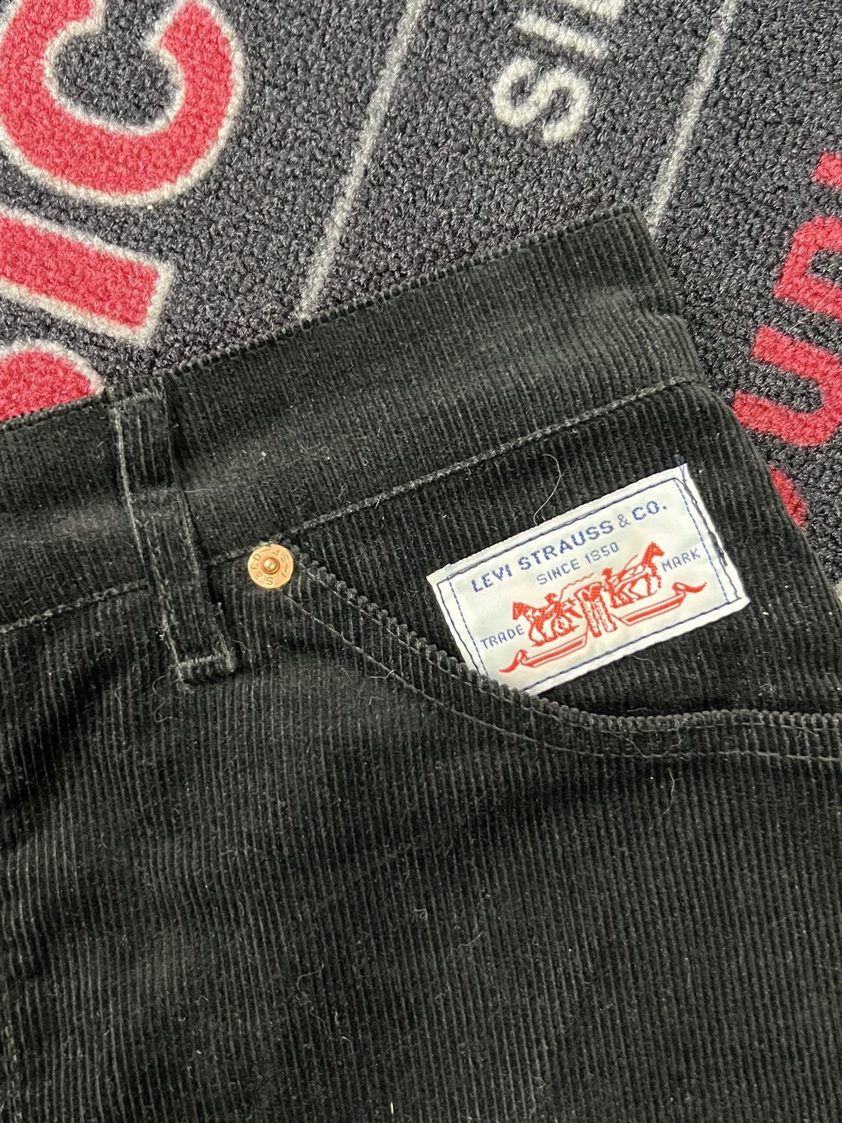Levi's × Vintage Vintage Levis rare velvet black mini skirt Size 32" / US 10 / IT 46 - 2 Thumbnail