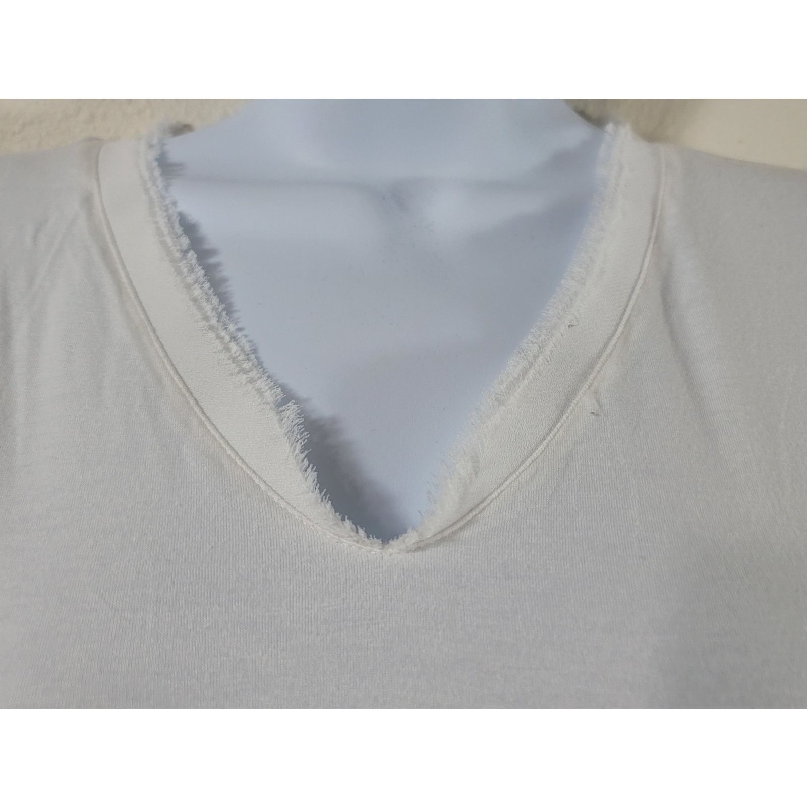 Banana Republic Banana Republic White Frayed V Neck Collar Small Cap Sleeves Size S / US 4 / IT 40 - 2 Thumbnail