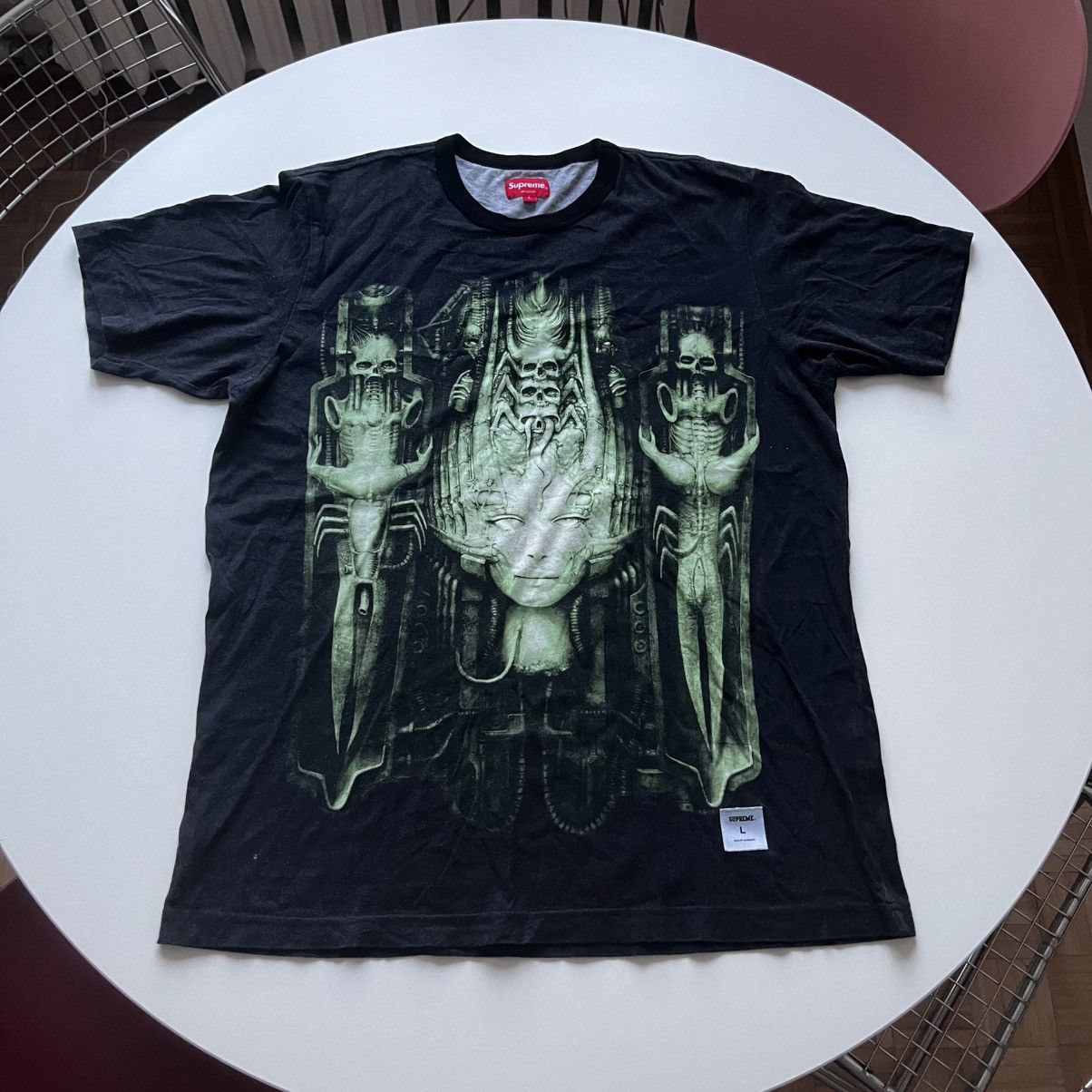 トップス Supreme/H.R. Giger Biomechanoid T size S Supreme Hr Giger T Shirt | Grailed