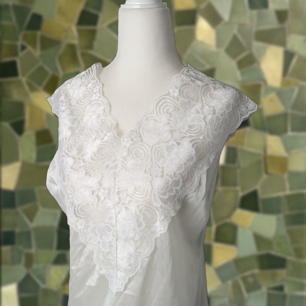 Vintage VINTAGE MMI V-neck White Lace Trim Nylon Lingerie Top M White Lace Trim Nylon Lingerie Top 1980s M Mens? Size M / US 6-8 / IT 42-44 - 1 Thumbnail