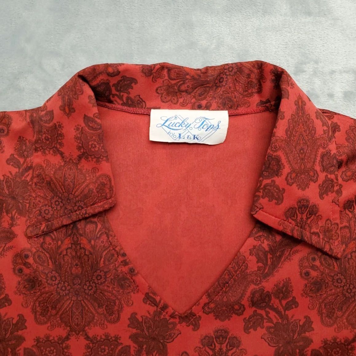 Vintage VINTAGE Lucky Tops Shirt Womens Medium Red Damask Print V Neck Disco Boho Mod 90s Size M / US 6-8 / IT 42-44 - 3 Thumbnail