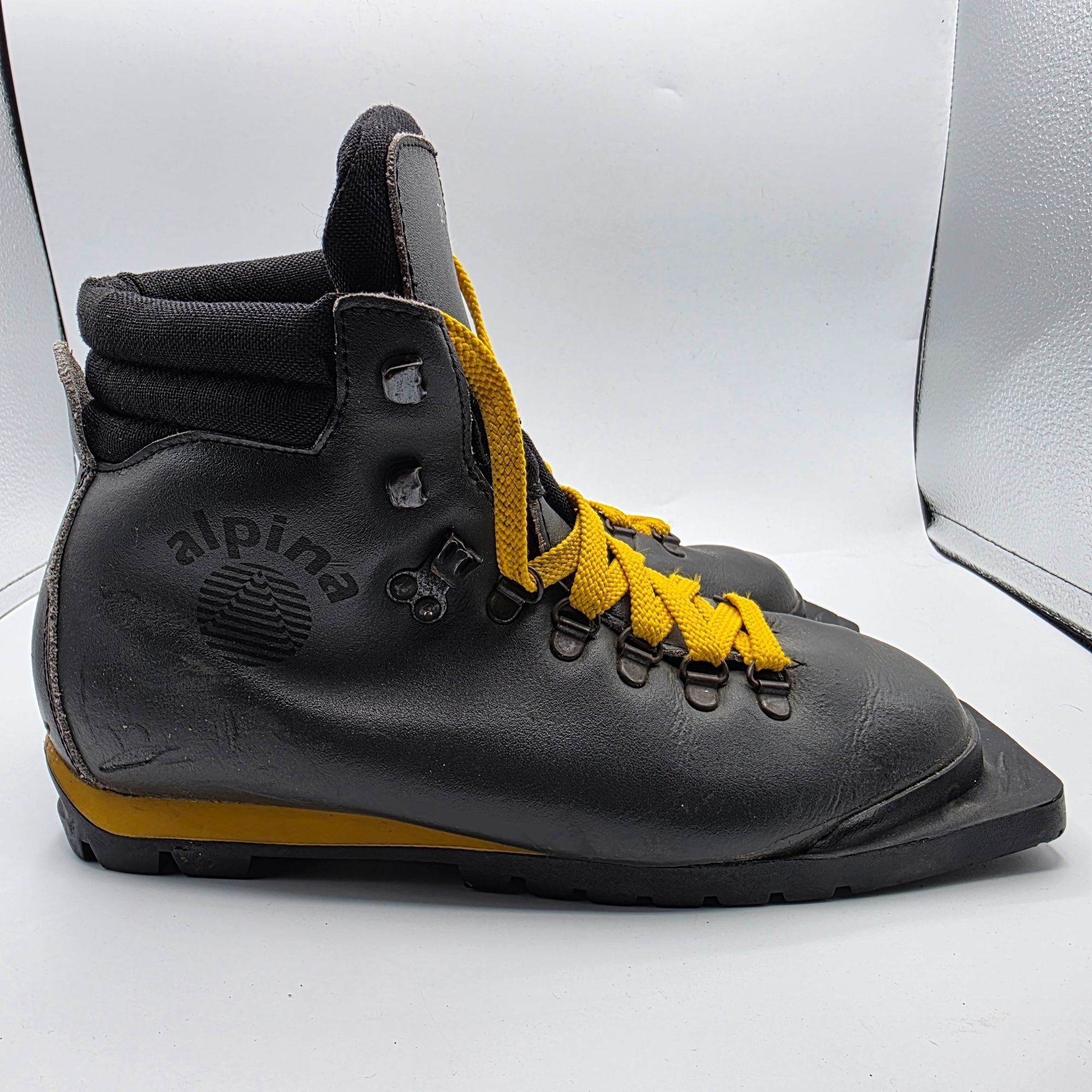 Other Alpina 3 Pin 75mm Nordic Norm XC Ski Boots Mens Size 39 Blac Size US 6 / EU 39 - 12 Thumbnail