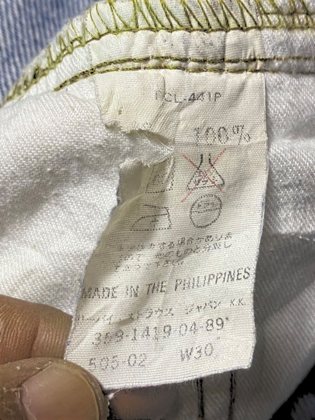 Levi's Vintage Clothing Vintage Levis 505 Blue Fade Wash Distressed Loose Jeans Size US 29 - 20 Thumbnail