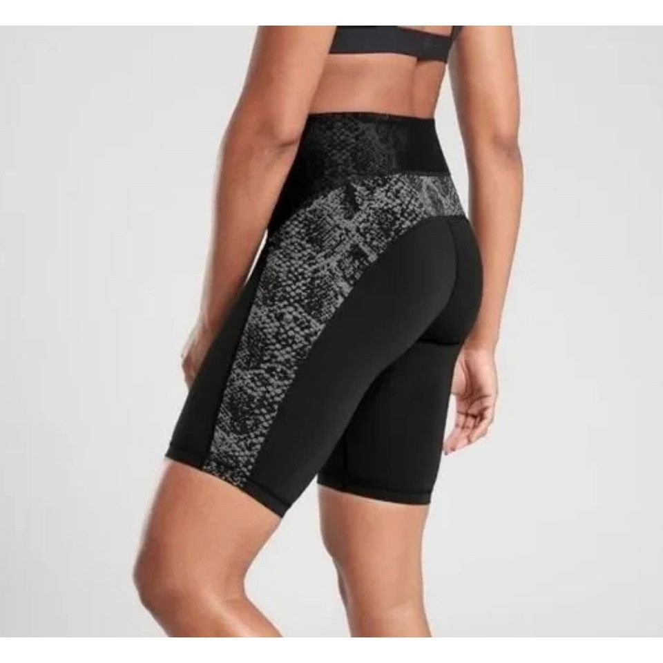 Athleta Athleta Stay Fly 9" Short M Black Silver Reflective EUC Bik Size 30" / US 8 / IT 44 - 1 Thumbnail