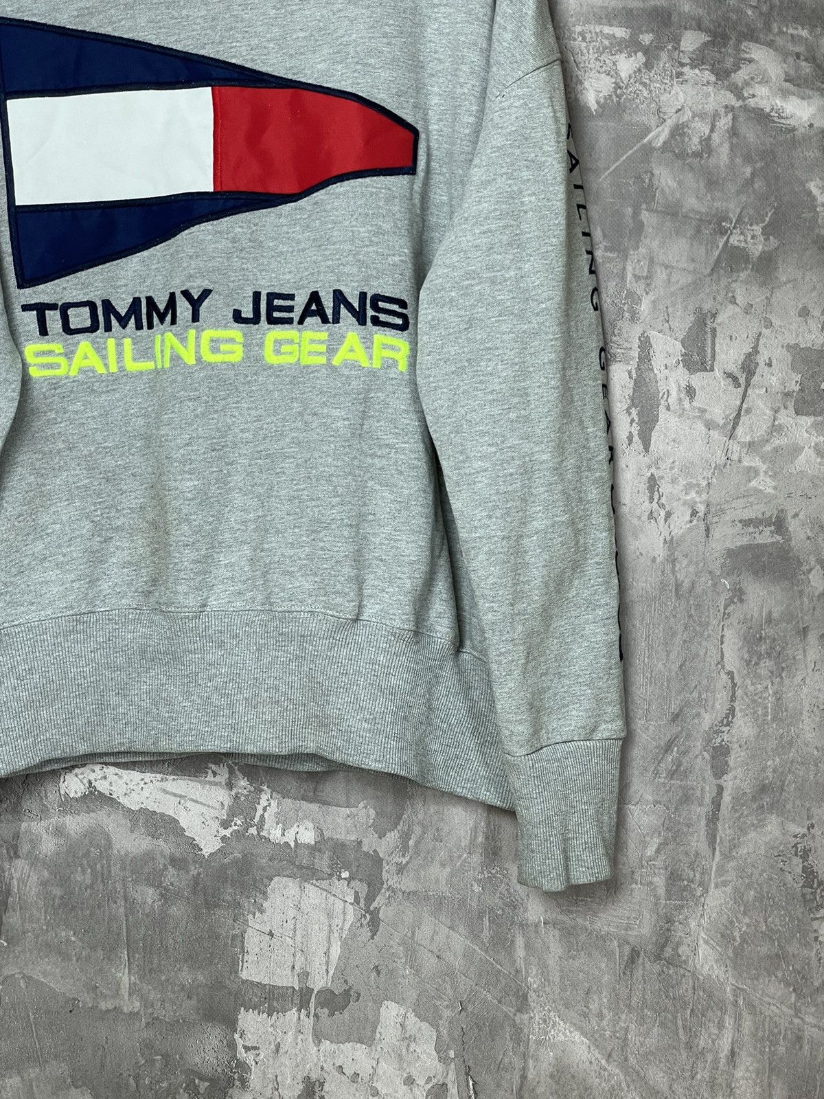 Tommy Hilfiger × Vintage Tommy Jeans vintage sweatshirt spellout logo Y2K Rare Size L Size US L / EU 52-54 / 3 - 6 Thumbnail