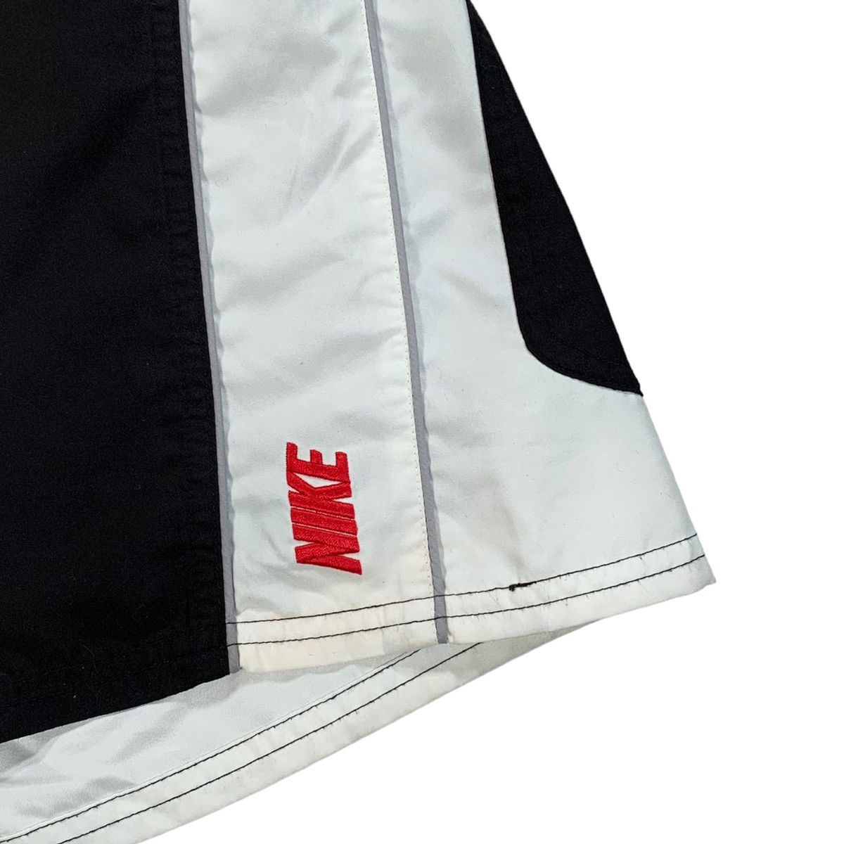Vintage Vintage Nike Black Red & White Bathing Suit Swim Shorts Size US 32 / EU 48 - 2 Thumbnail