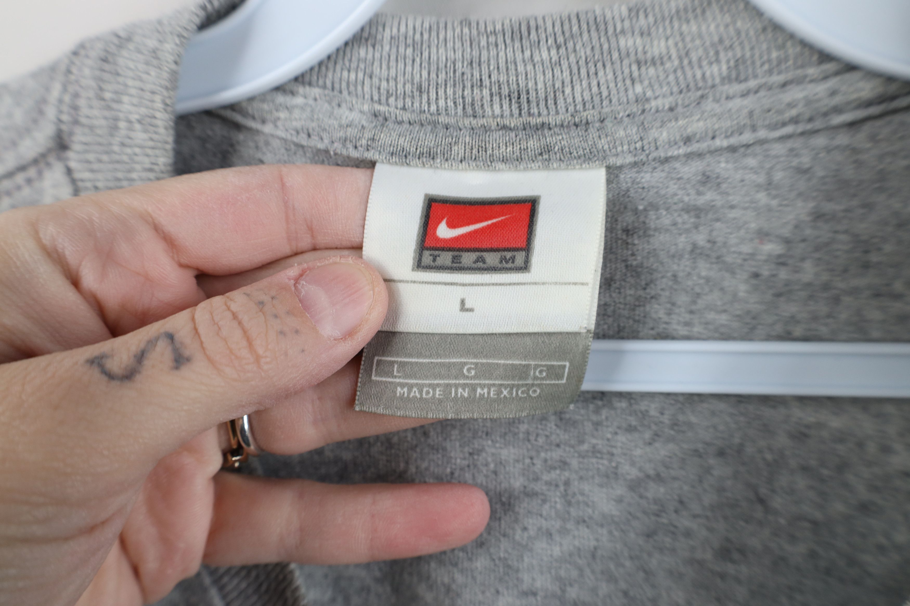 Nike Vintage Y2K Nike Scott Mini Swoosh T-Shirt Heather Gray Size US L / EU 52-54 / 3 - 4 Thumbnail
