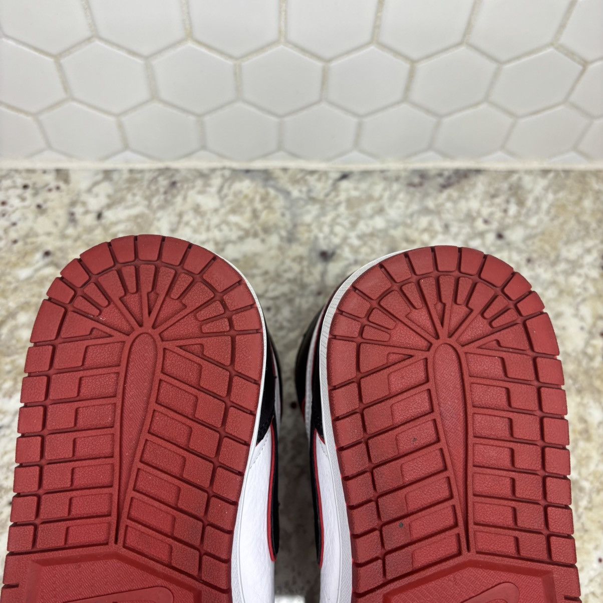 Jordan Brand Size 9.5 - Jordan 1 High OG Bloodline 2019 Light Wear W/Box Size US 9.5 / EU 42-43 - 15 Thumbnail