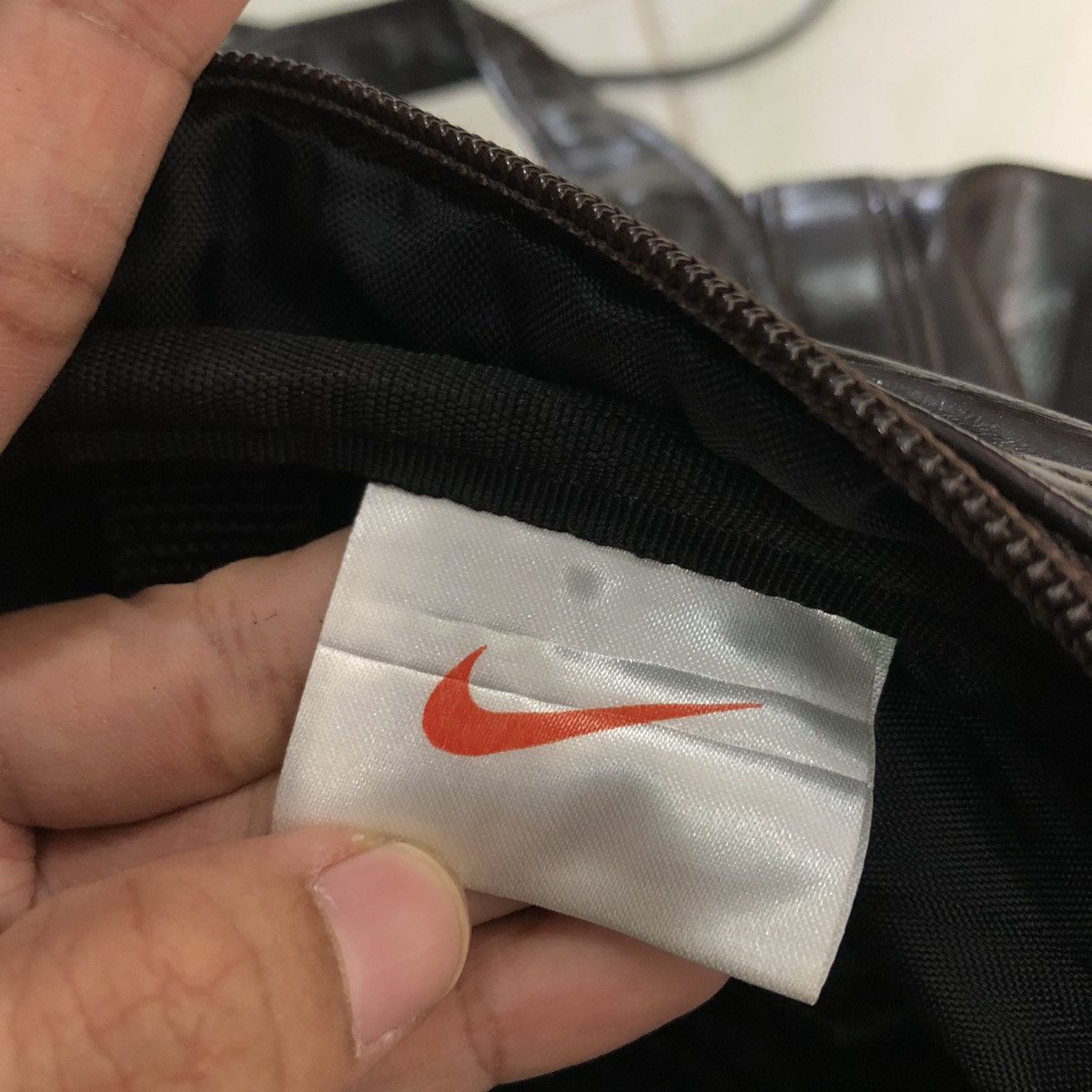 Nike 📌Vintage Soft Leather Hand Carry Luggage Nike Big Swoosh Size ONE SIZE - 22 Thumbnail