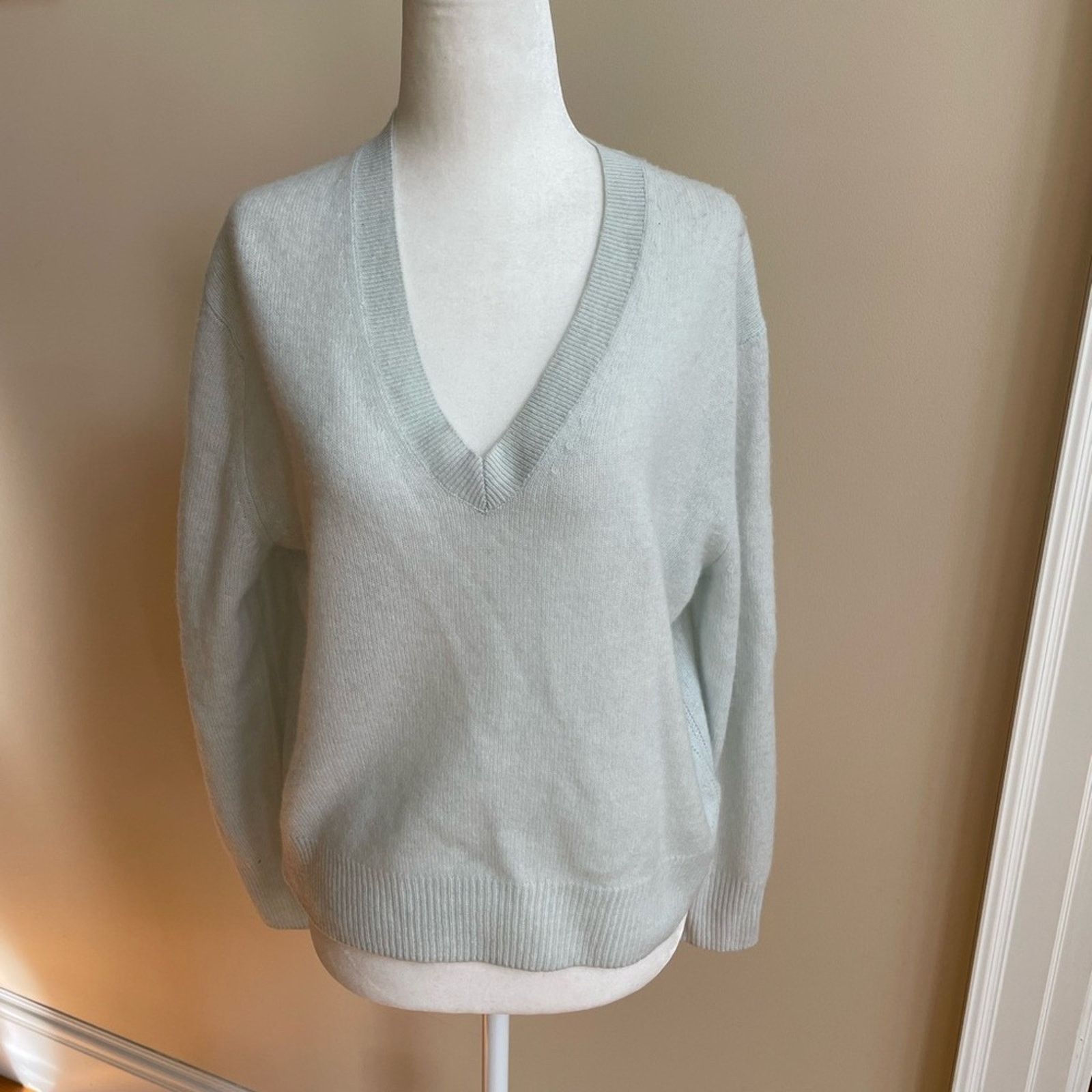 360Cashmere V-neck Cashmere Sweater in Light Green from 360 Cashmere Size XS / US 0-2 / IT 36-38 - 1 Thumbnail