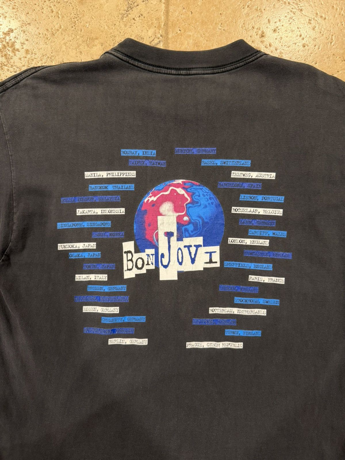 Vintage Vintage Bon Jovi 1995 World Tour Faded Band Tee Size US XL / EU 56 / 4 - 14 Thumbnail