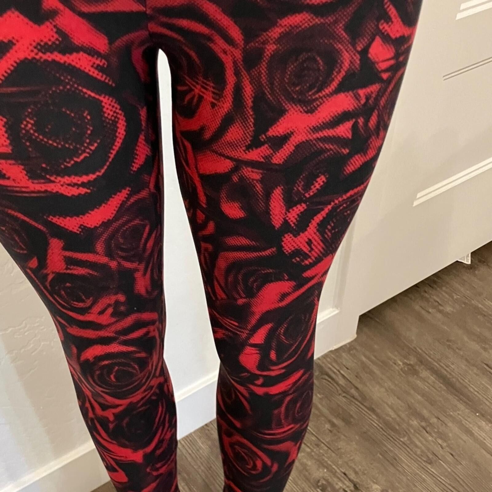Other NWT No Boundaries Red & Black Rose Print Leggings Size 28" / US 6 / IT 42 - 5 Thumbnail