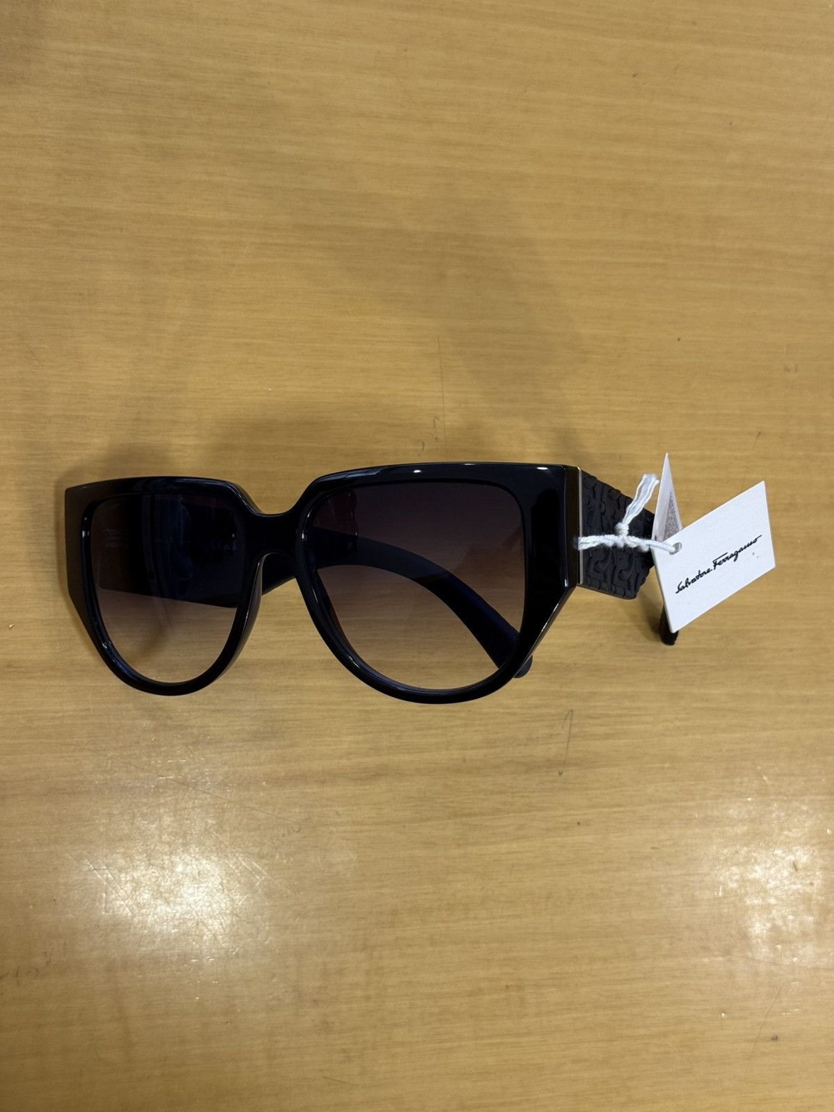 Salvatore Ferragamo Ferragamo Sunglasses SF1088SE 001 Size ONE SIZE - 2 Thumbnail