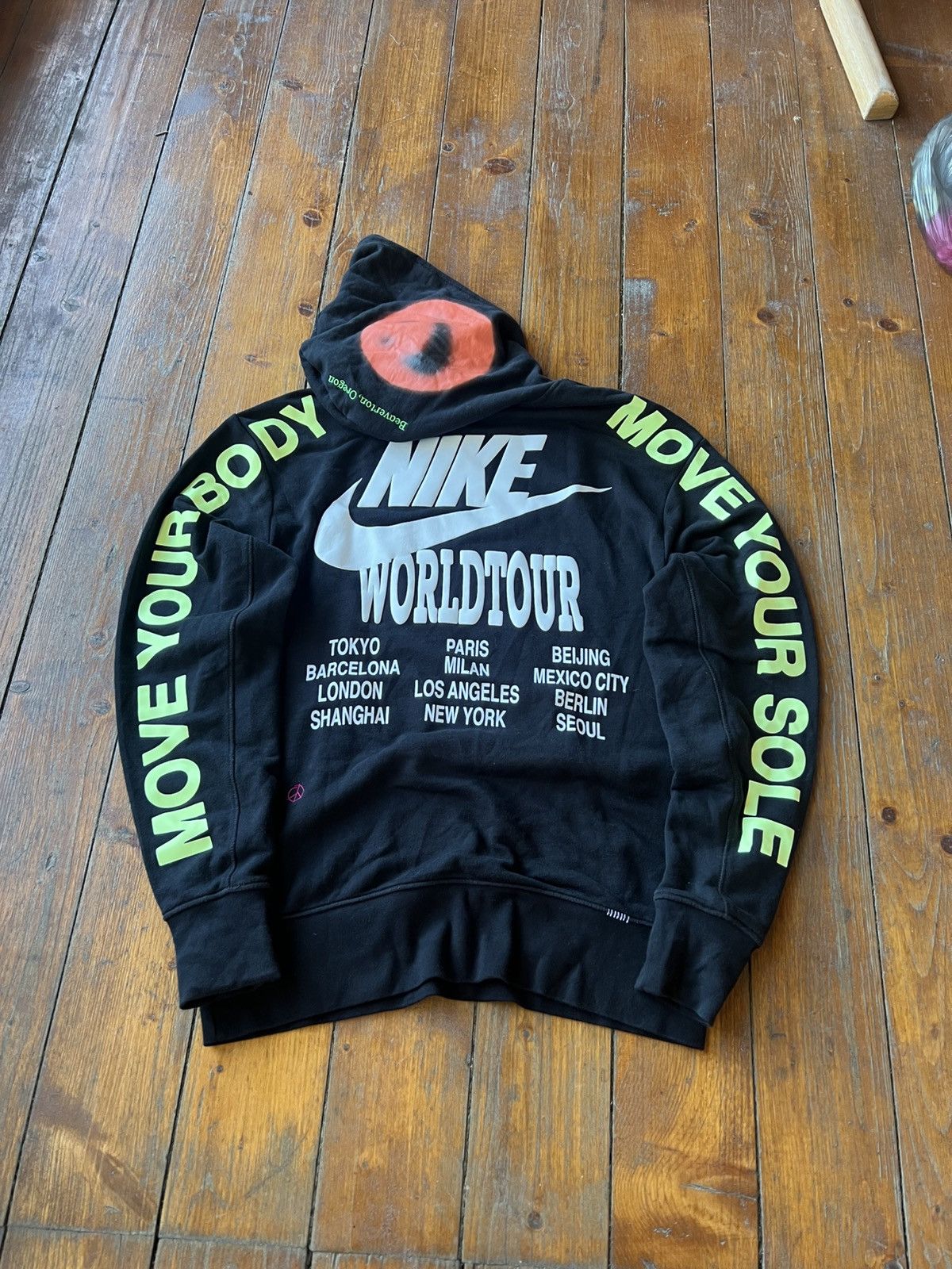 Nike 2021/2022 NIKE NSW WORLD TOUR PRINTED BLACK HOODIE SIZE M Size US M / EU 48-50 / 2 - 3 Thumbnail