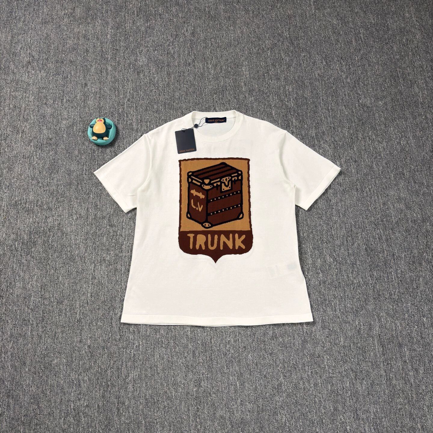 Louis Vuitton LV 26 white trunk print knit short sleeve M Size US M / EU 48-50 / 2 - 1 Thumbnail
