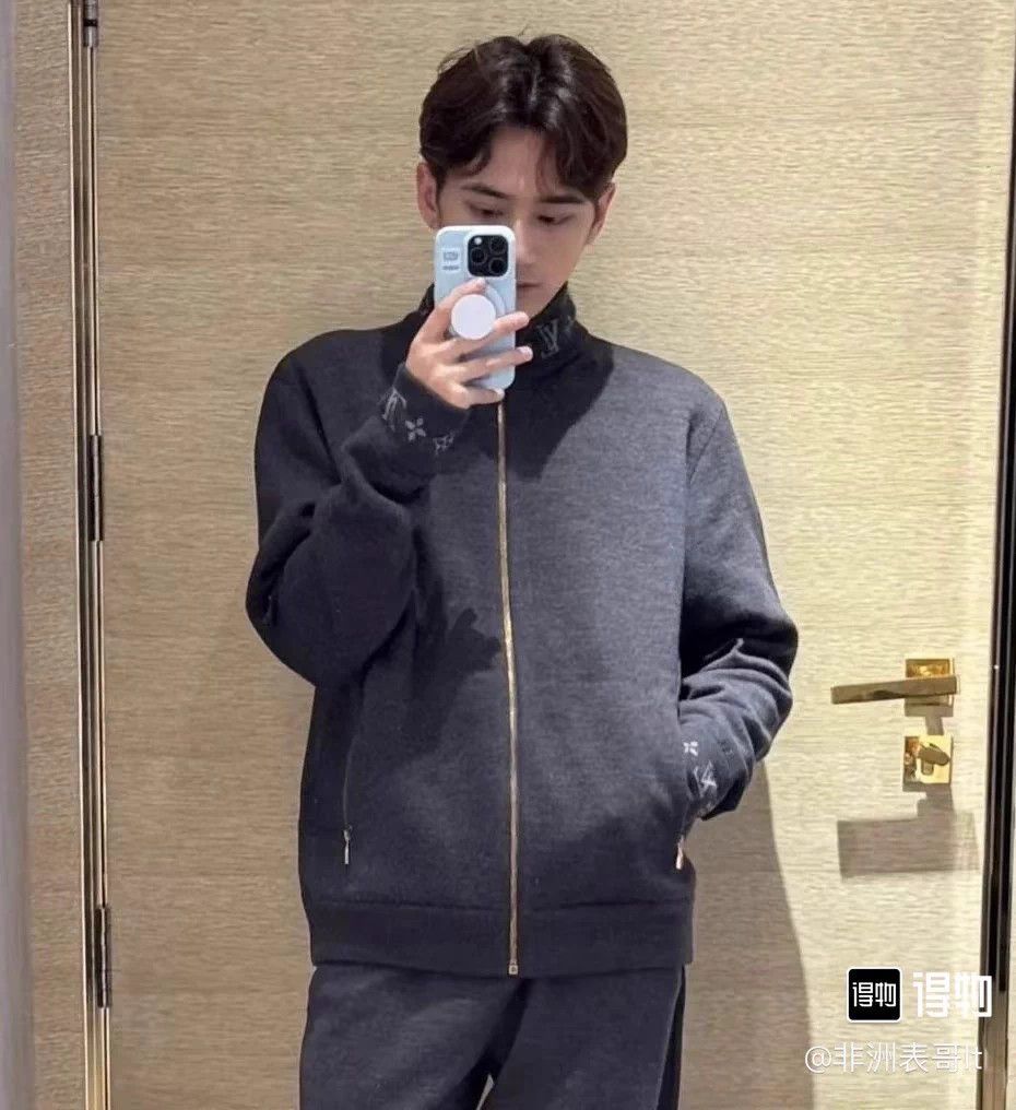 Louis Vuitton Louis Vuitton Gray Logo Zip Knit Jacket Size L Size US L / EU 52-54 / 3 - 7 Thumbnail