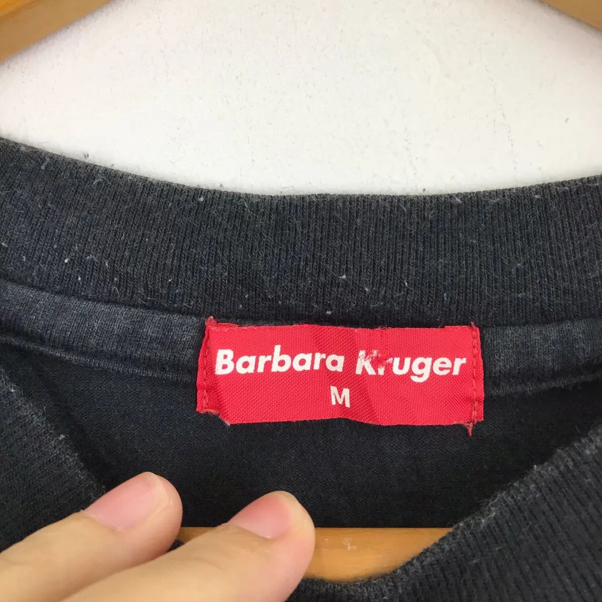Barbara Kruger × Uniqlo BARBARA KRUGER x UNIQLO We Dont Need Another Hero Tee Shirt Size M / US 6-8 / IT 42-44 - 5 Thumbnail