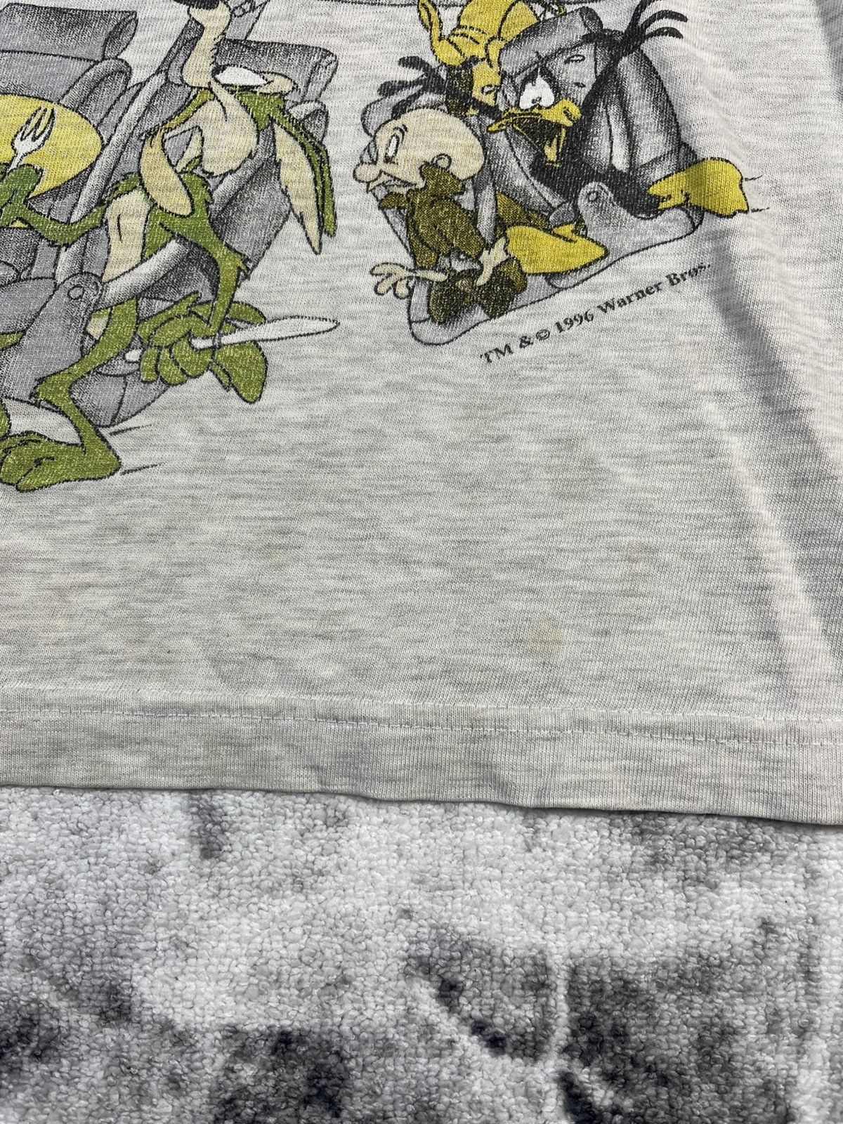 Warner Bros Vintage 1996 Warner Bros Movie World Looney Tunes Tee Size US XL / EU 56 / 4 - 8 Thumbnail